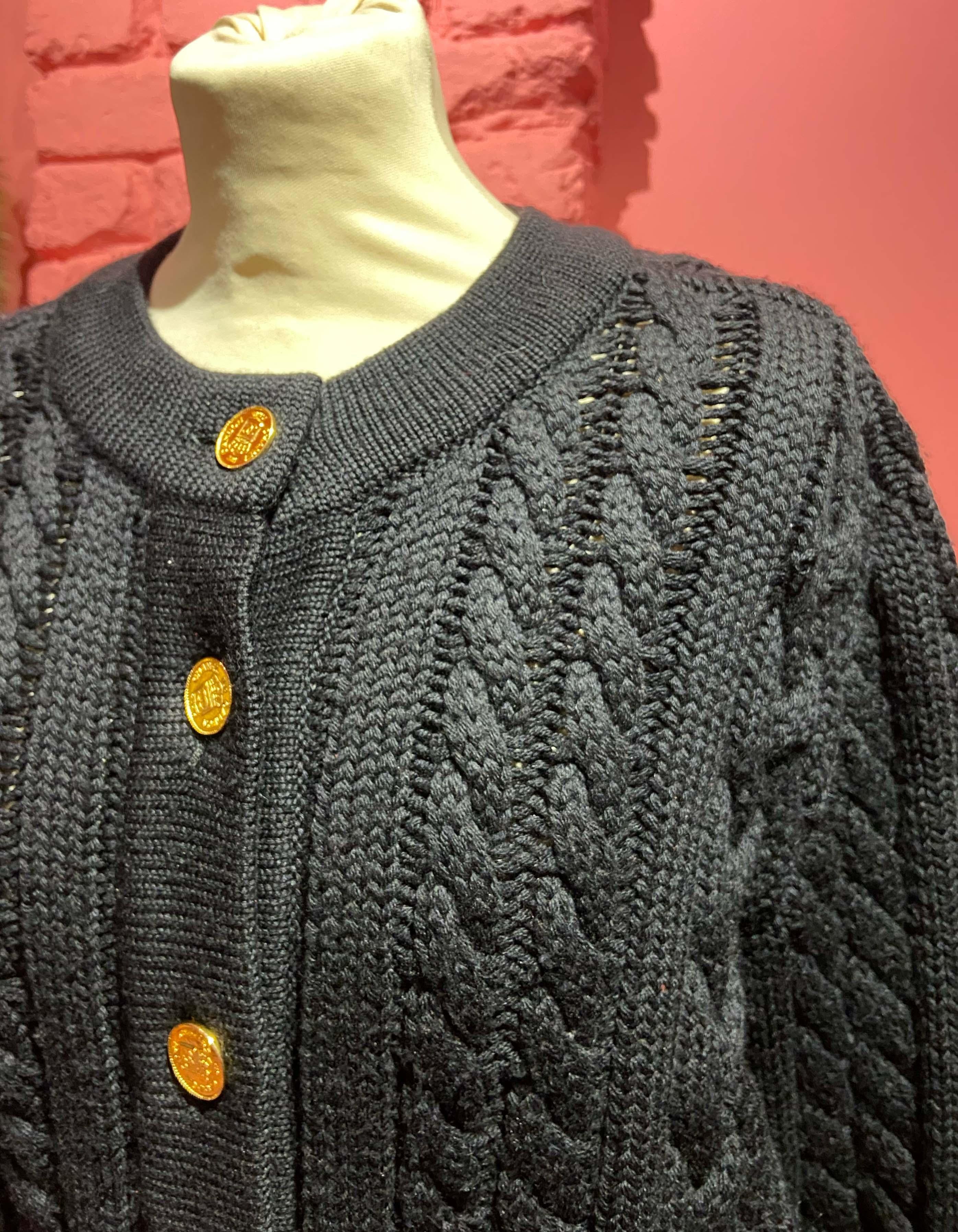 Chaqueta de punto de lana azul marino con botones dorados Chanel Vintage Años 90 en Excelente Estado en London, GB