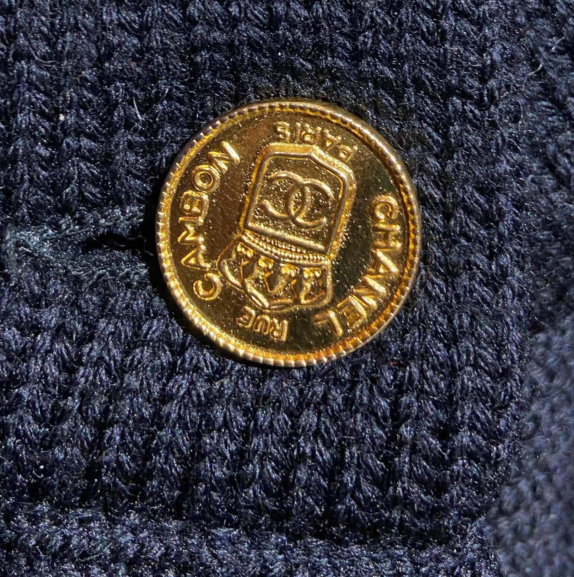 Femenino o masculino Chaqueta de punto de lana azul marino con botones dorados Chanel Vintage Años 90
