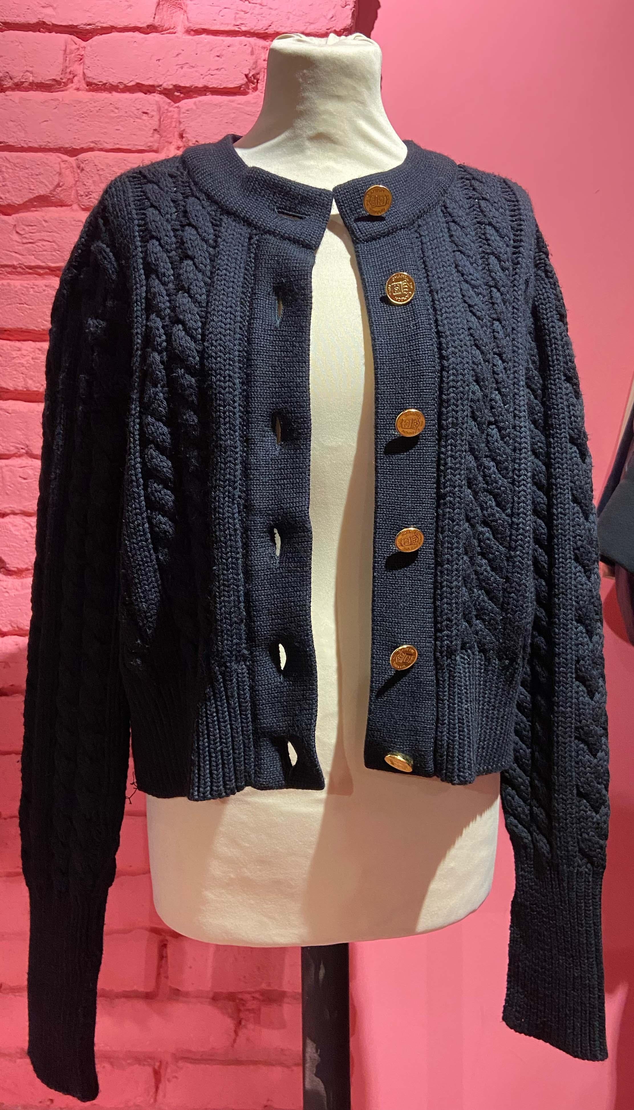 Chaqueta de punto de lana azul marino con botones dorados Chanel Vintage Años 90 2