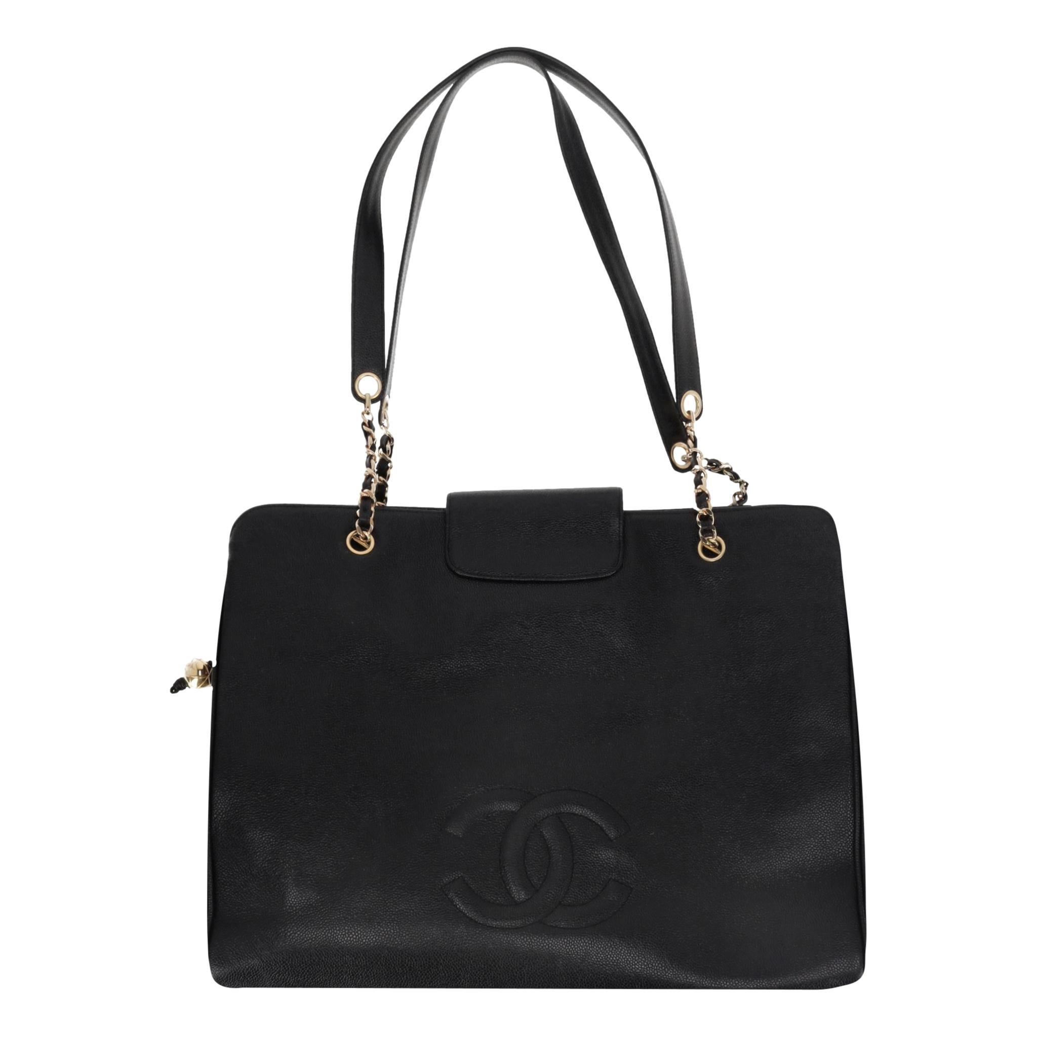 Rarität - Chanel Supermodel Leder XXL Tote Bag

Diese riesige XXL-Tasche aus der Kollektion 1992 ist eine geräumige Tragetasche, die auch als Wochenendtasche verwendet werden kann.

Gefertigt aus schwarzem, kaviargenarbtem Kalbsleder mit großem,