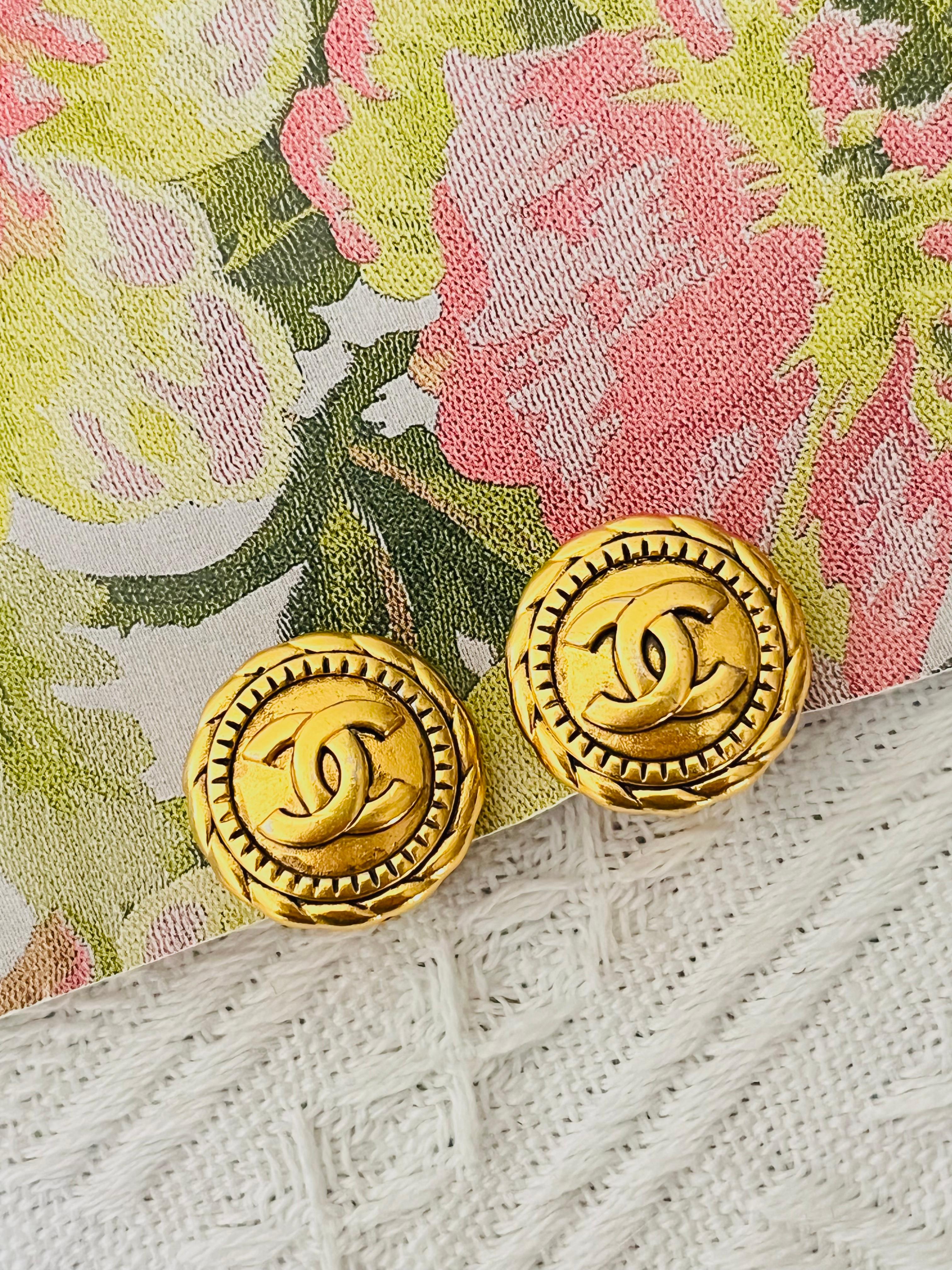 Chanel Vintage 1990's Unisex Textured Logo CC Relief Coco Round Circle Rope Modernist Elegant Chunky Clip Earrings, Gold Plated

Very good condition. 100% Genuine.

A very beautiful pair of earrings by CHANEL, signed at the back.

Size: 2.3*2.3