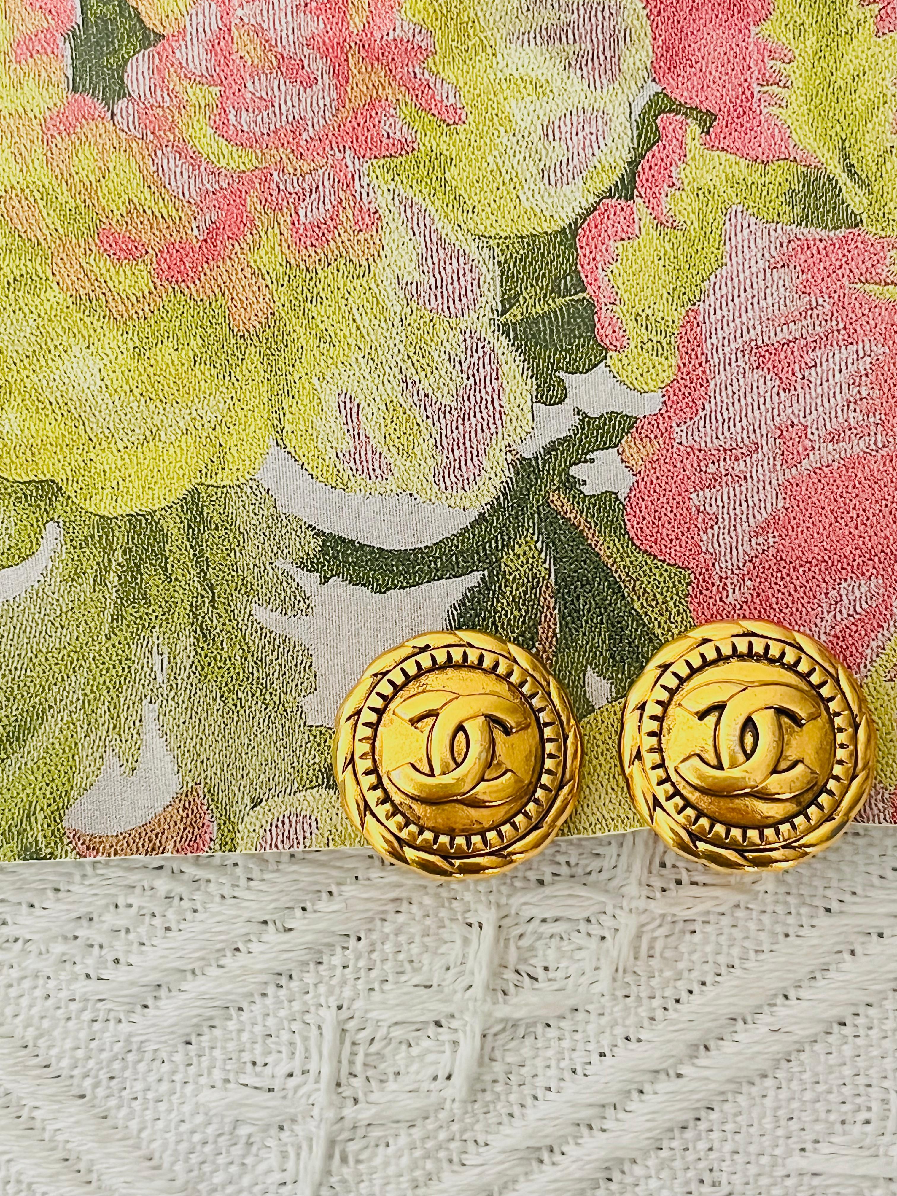 Chanel Vintage 1990's Textured Logo CC Relief Coco Round Circle Rope Earrings In Good Condition In Wokingham, England