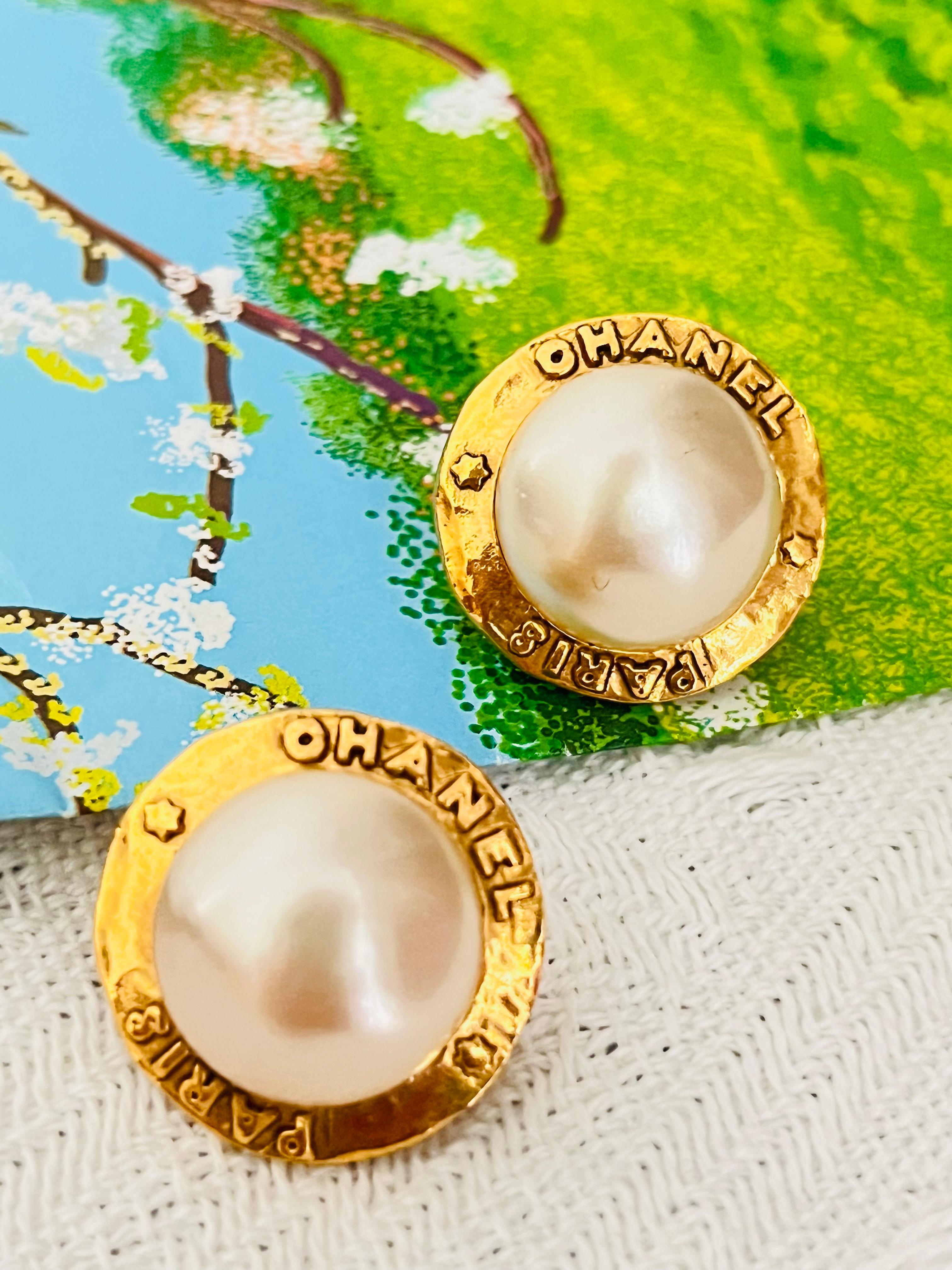 Chanel Vintage 1991 große weiße Perle Logo Paris CC Kreis Runde Clip Ohrringe (Art déco) im Angebot