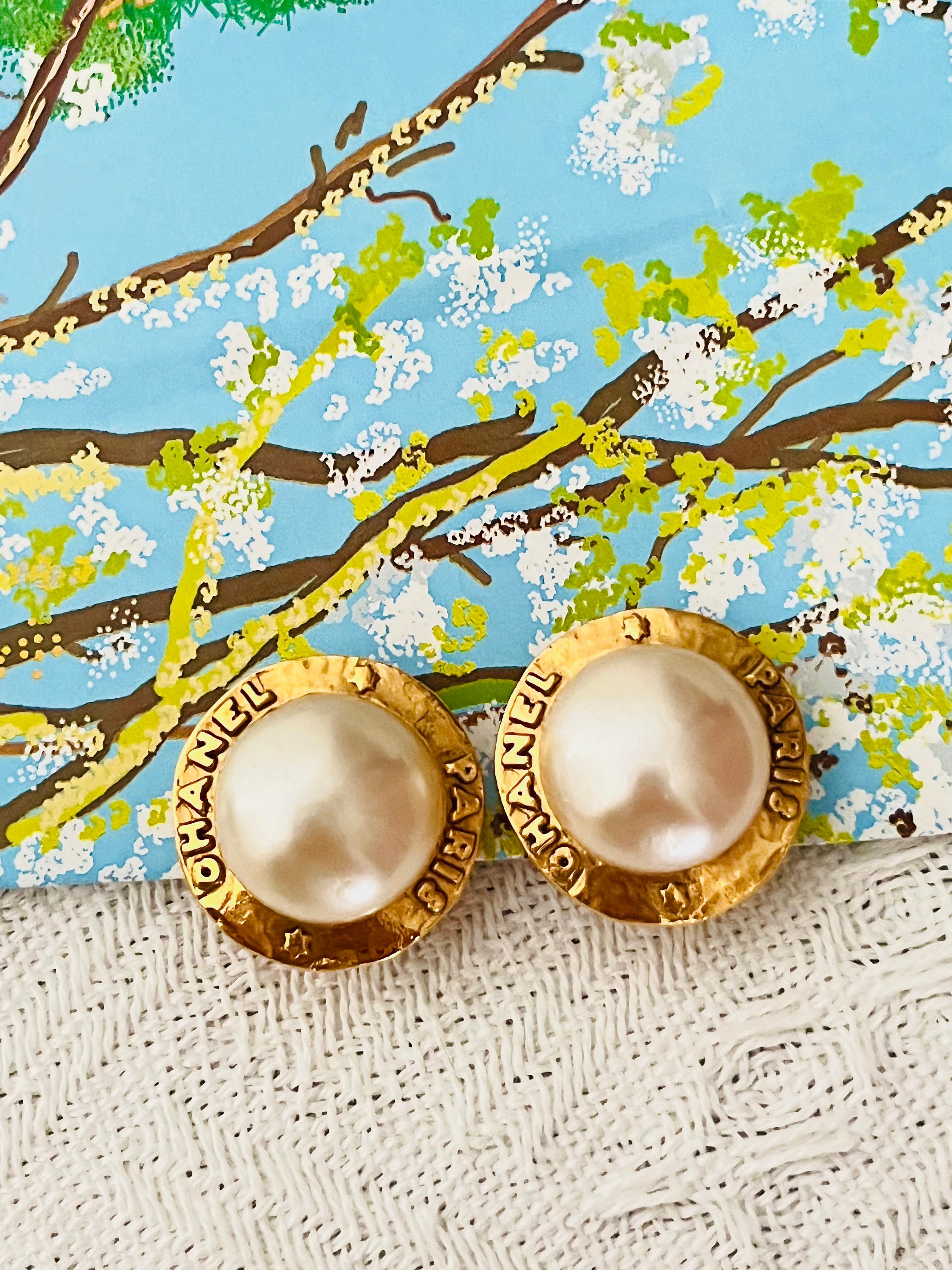 Chanel Vintage 1991 große weiße Perle Logo Paris CC Kreis Runde Clip Ohrringe im Zustand „Hervorragend“ im Angebot in Wokingham, England
