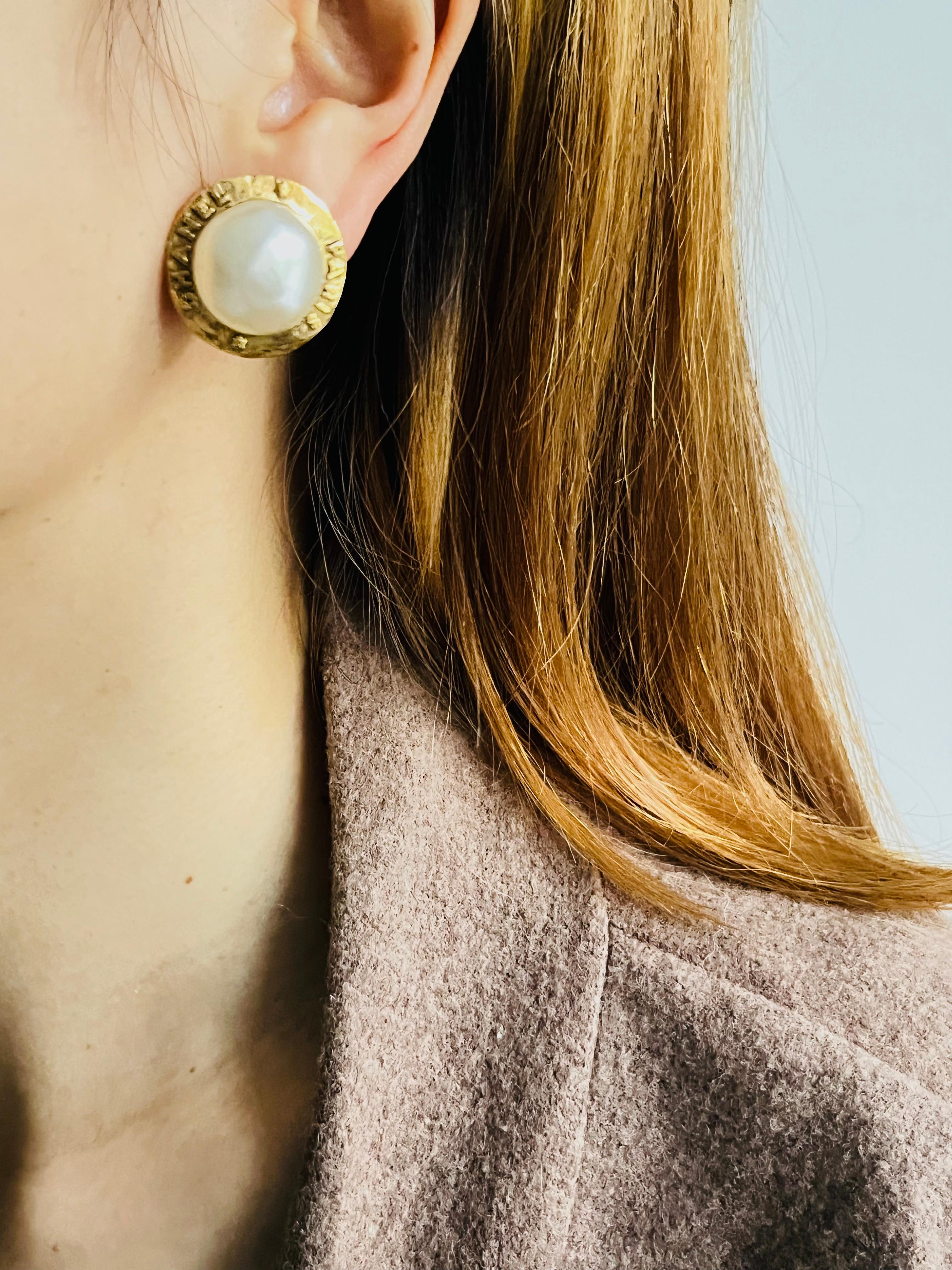 Chanel Vintage 1991 große weiße Perle Logo Paris CC Kreis Runde Clip Ohrringe für Damen oder Herren im Angebot