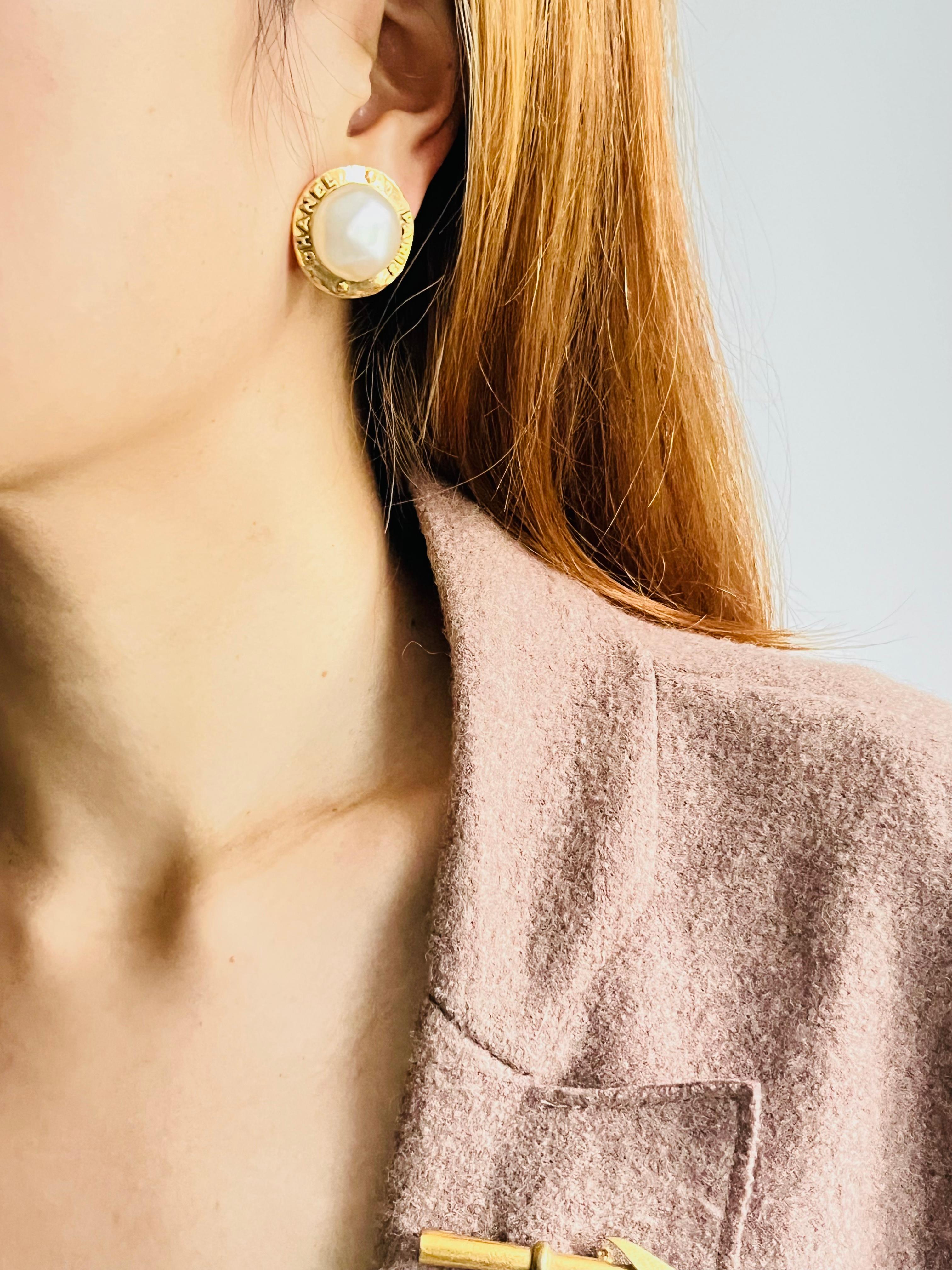 Chanel Vintage 1991 große weiße Perle Logo Paris CC Kreis Runde Clip Ohrringe im Angebot 1