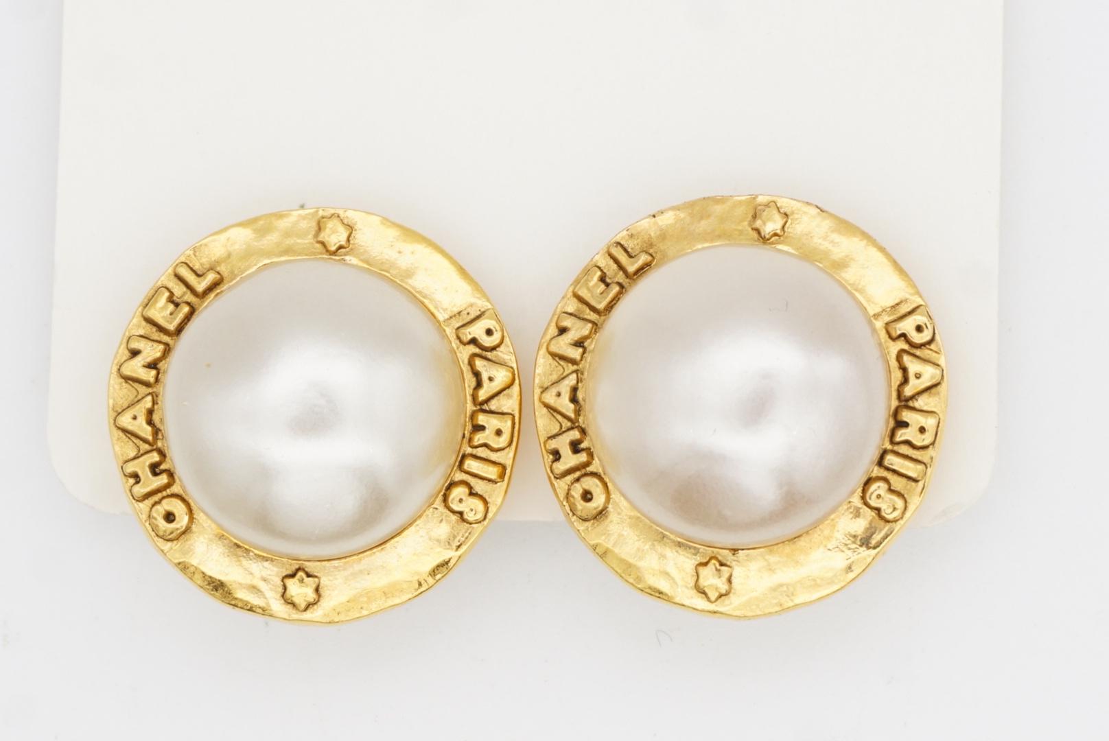 Chanel Vintage 1991 große weiße Perle Logo Paris CC Kreis Runde Clip Ohrringe im Angebot 2