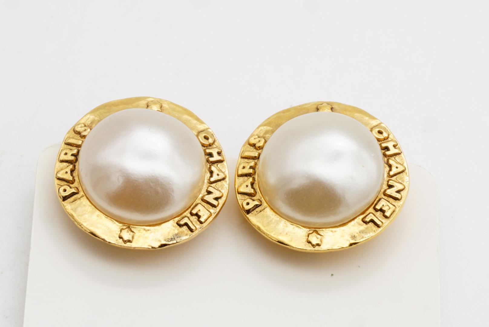 Chanel Vintage 1991 große weiße Perle Logo Paris CC Kreis Runde Clip Ohrringe im Angebot 3