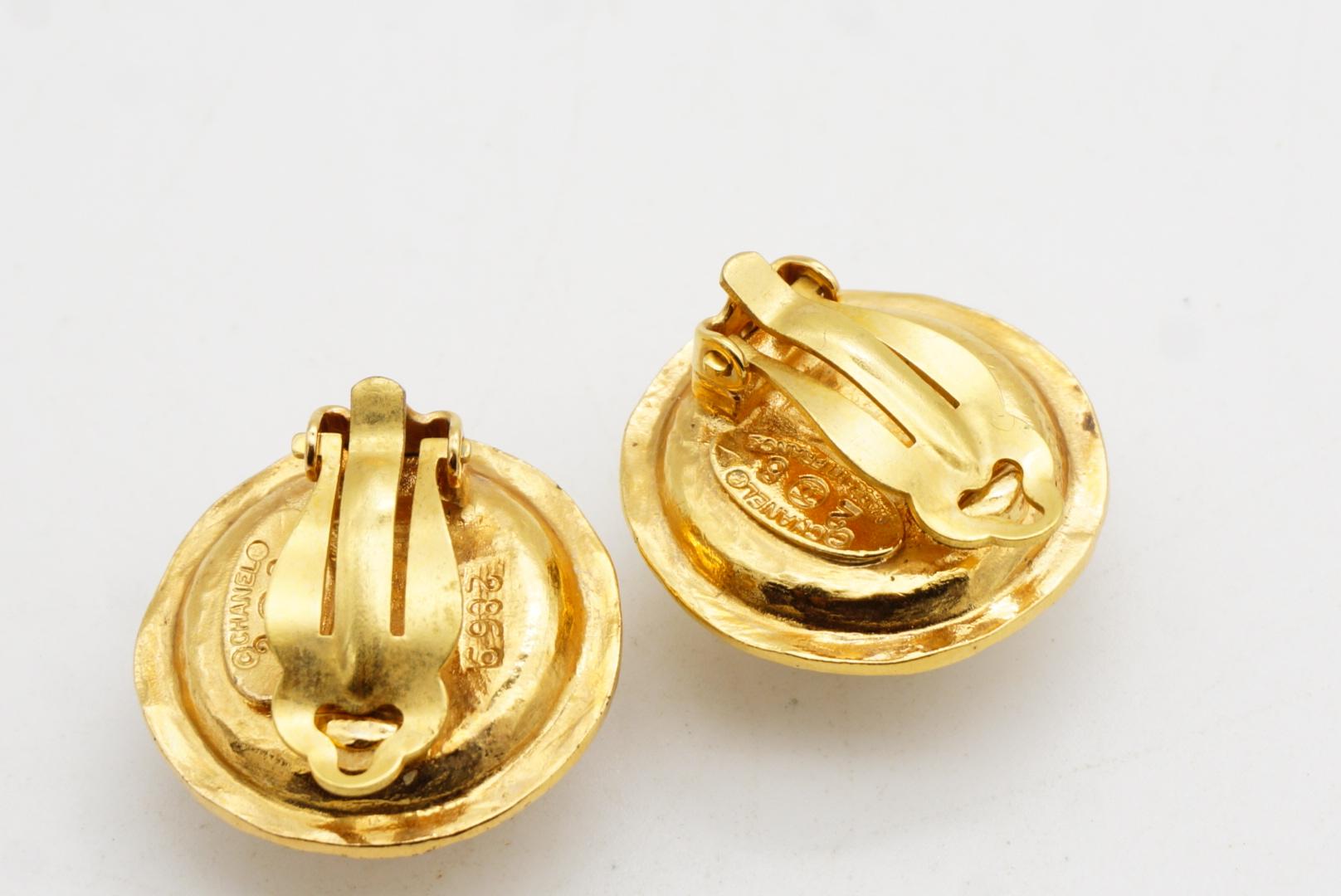 Chanel Vintage 1991 große weiße Perle Logo Paris CC Kreis Runde Clip Ohrringe im Angebot 4