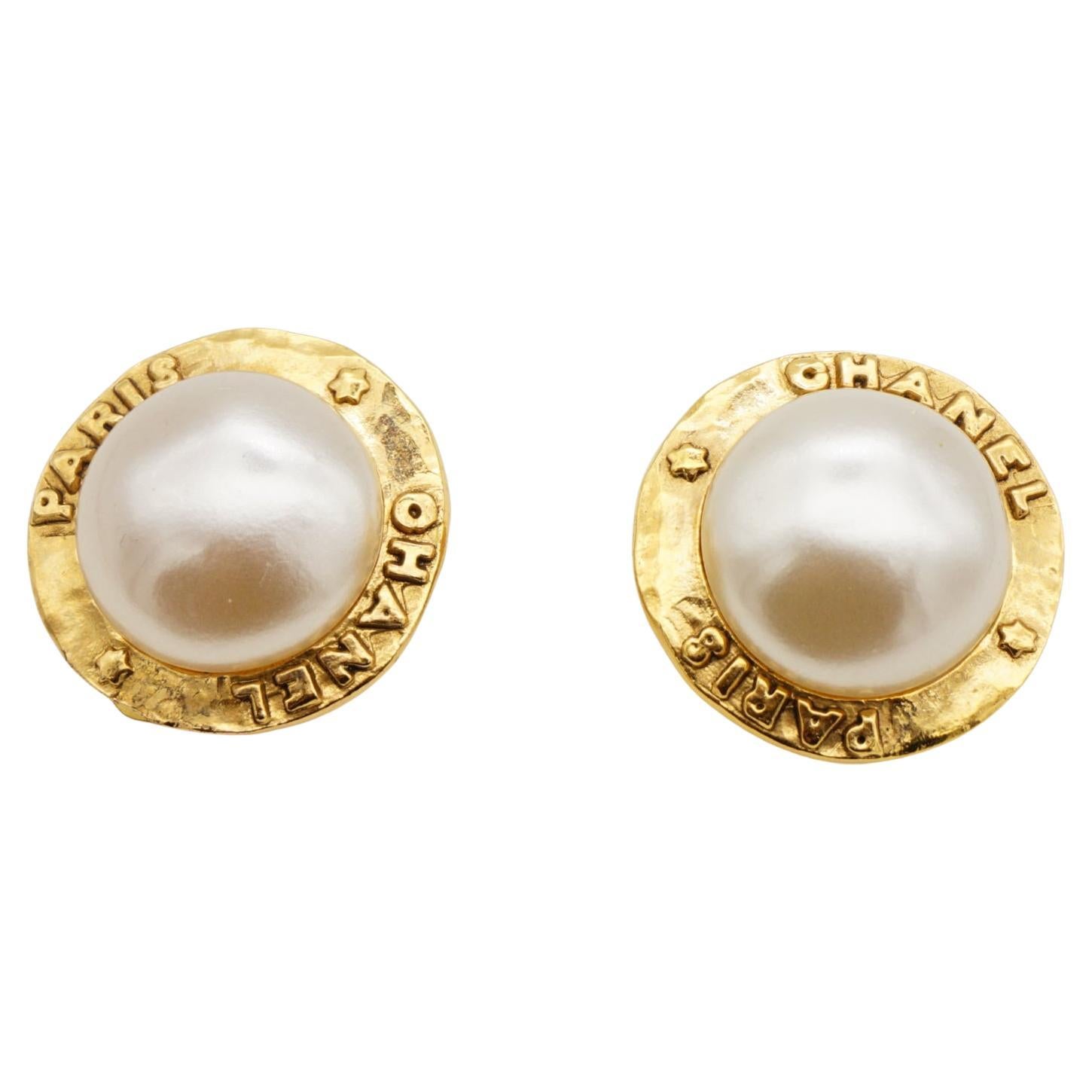 Chanel Vintage 1991 große weiße Perle Logo Paris CC Kreis Runde Clip Ohrringe im Angebot