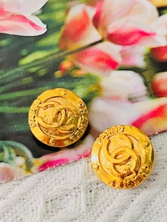 Chanel Vintage 1991 Logo Coco CC Paris Circle Round Button Stars Clip Earrings