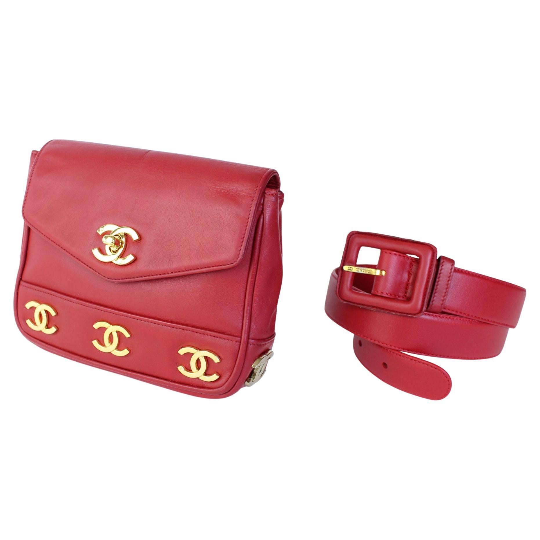 Chanel Vintage 1991 Seltene rote dreifache Cc Logos Gürteltasche mit Gürtel und Gürteltasche 


Jahr: 1991-1994  (VINTAGE)

Goldene Hardware
Rotes Kalbleder
CC Logo-Detail um die Tasche
Innentasche mit Reißverschluss
6,5