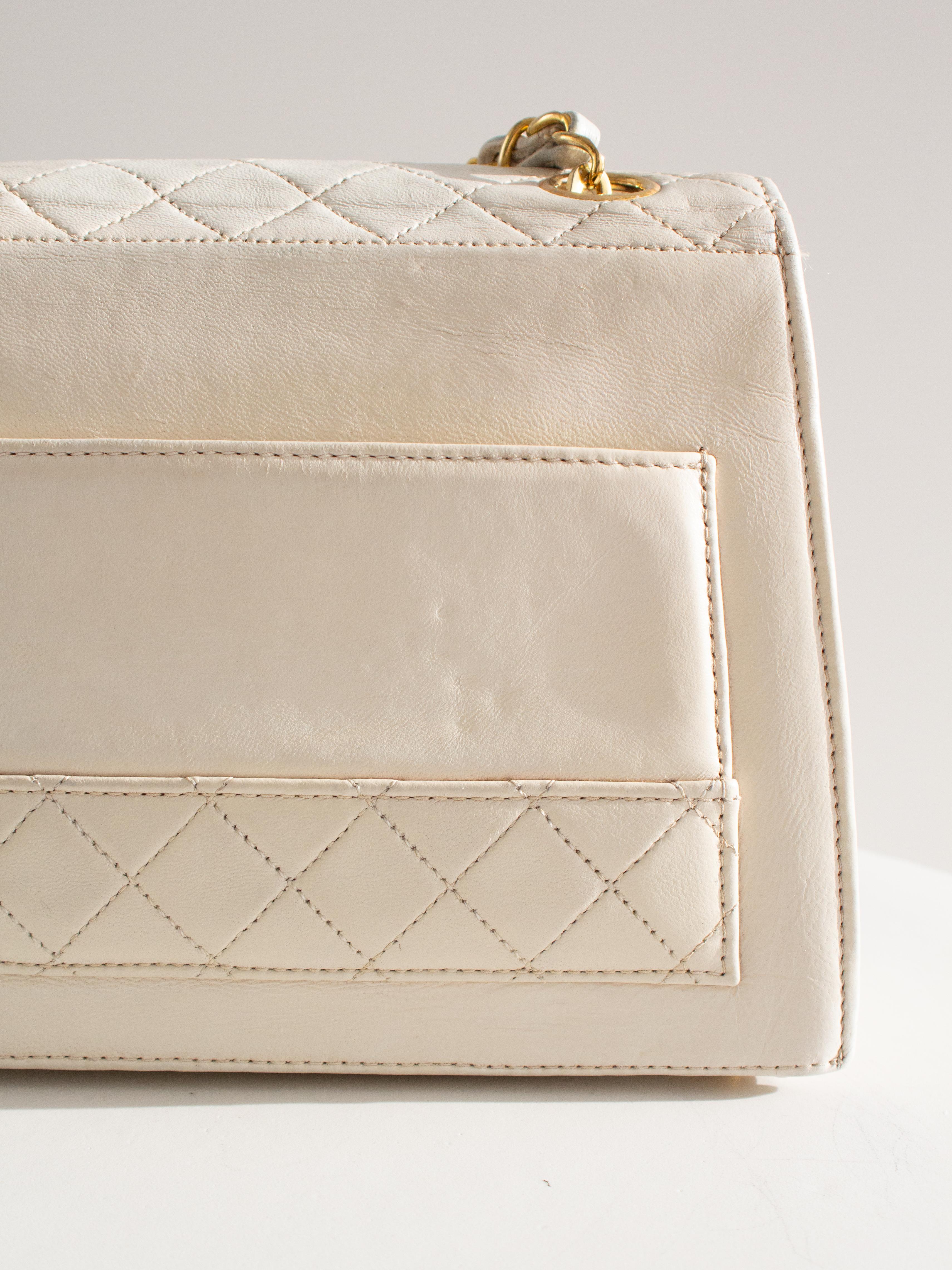 Chanel Vintage 1991 White Quilted Lambskin Trapezoid 24K Gold CC Bag Wallet For Sale 5