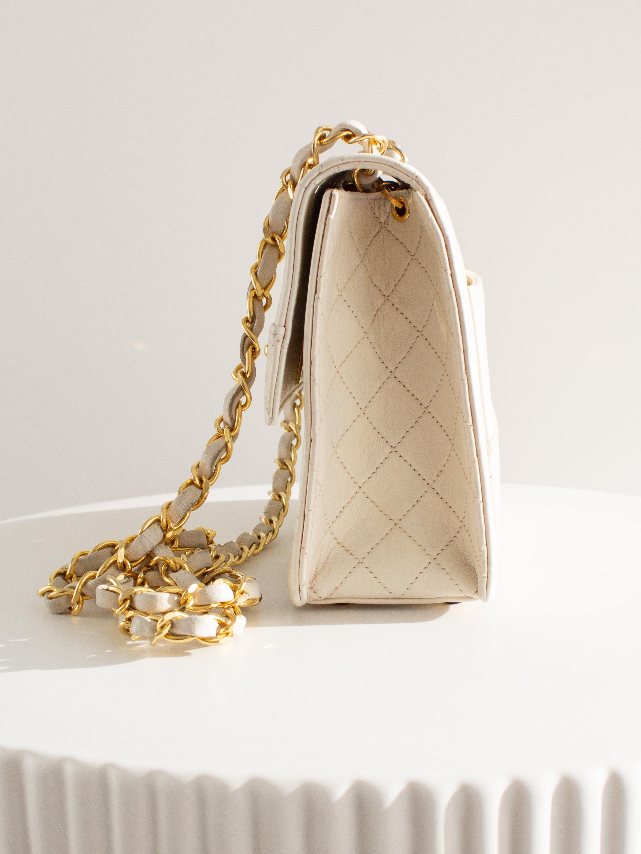 Chanel Vintage 1991 White Quilted Lambskin Trapezoid 24K Gold CC Bag Wallet For Sale 6