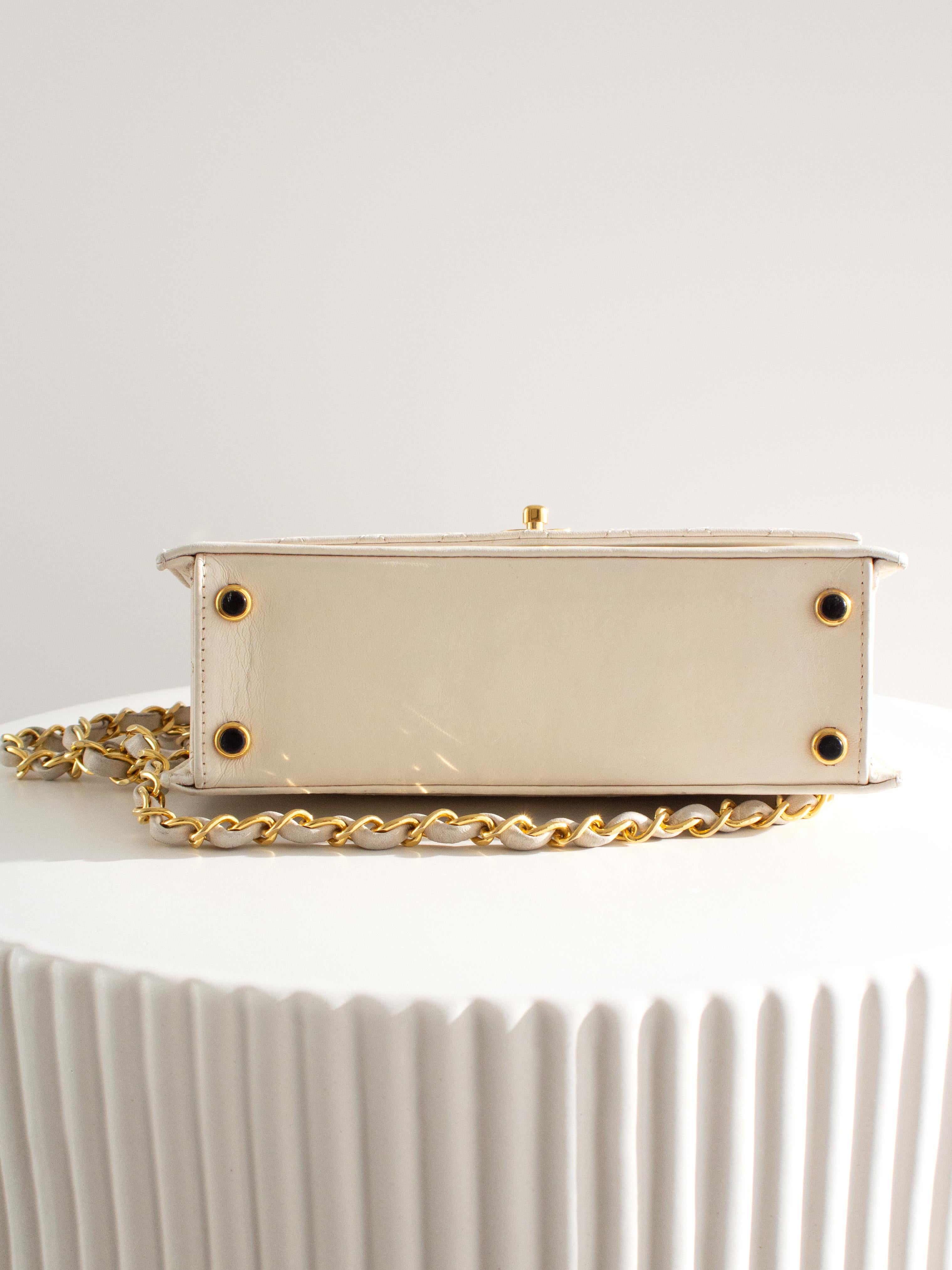 Chanel Vintage 1991 White Quilted Lambskin Trapezoid 24K Gold CC Bag Wallet For Sale 8