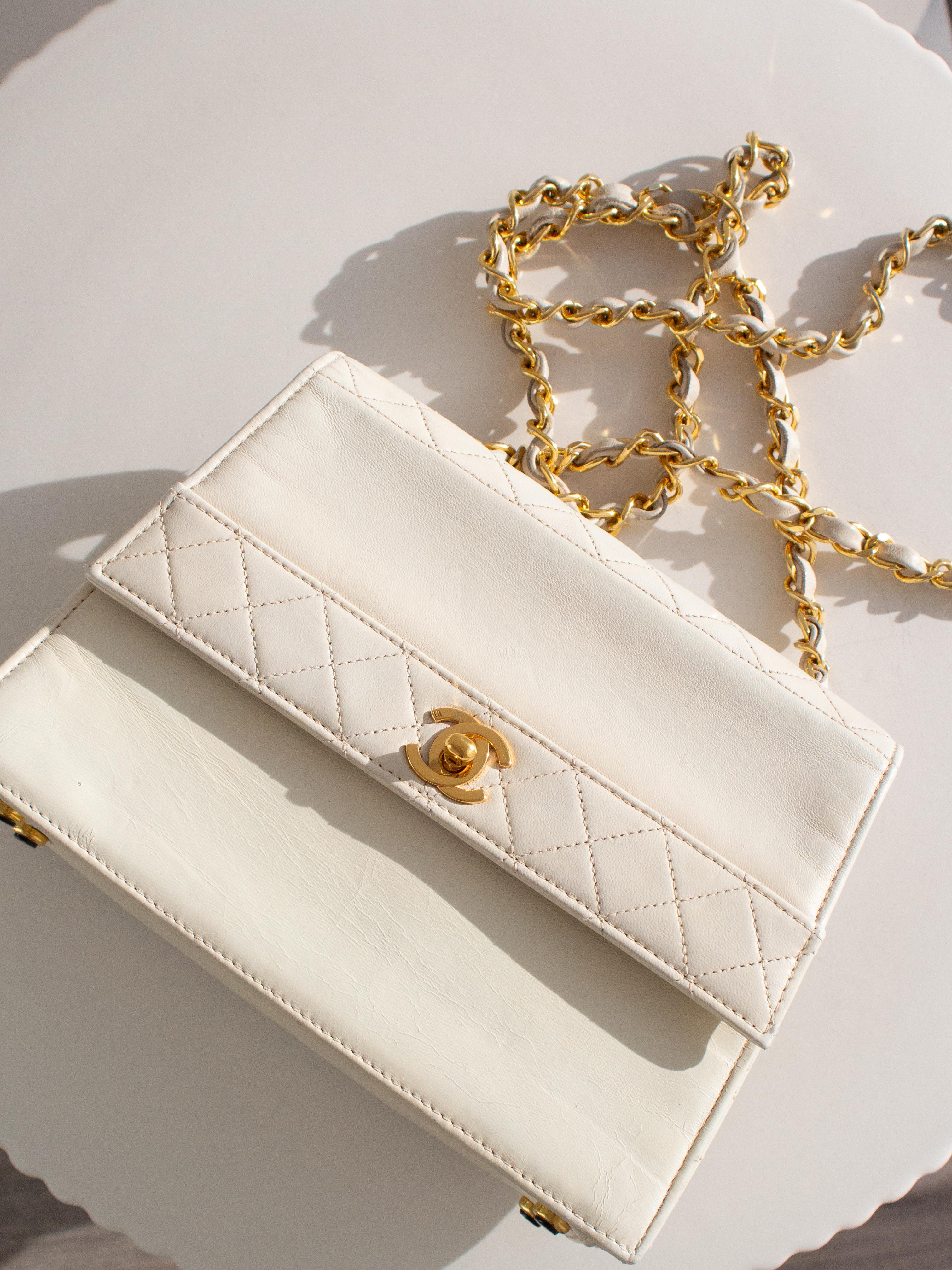 Chanel Vintage 1991 White Quilted Lambskin Trapezoid 24K Gold CC Bag Wallet For Sale 9