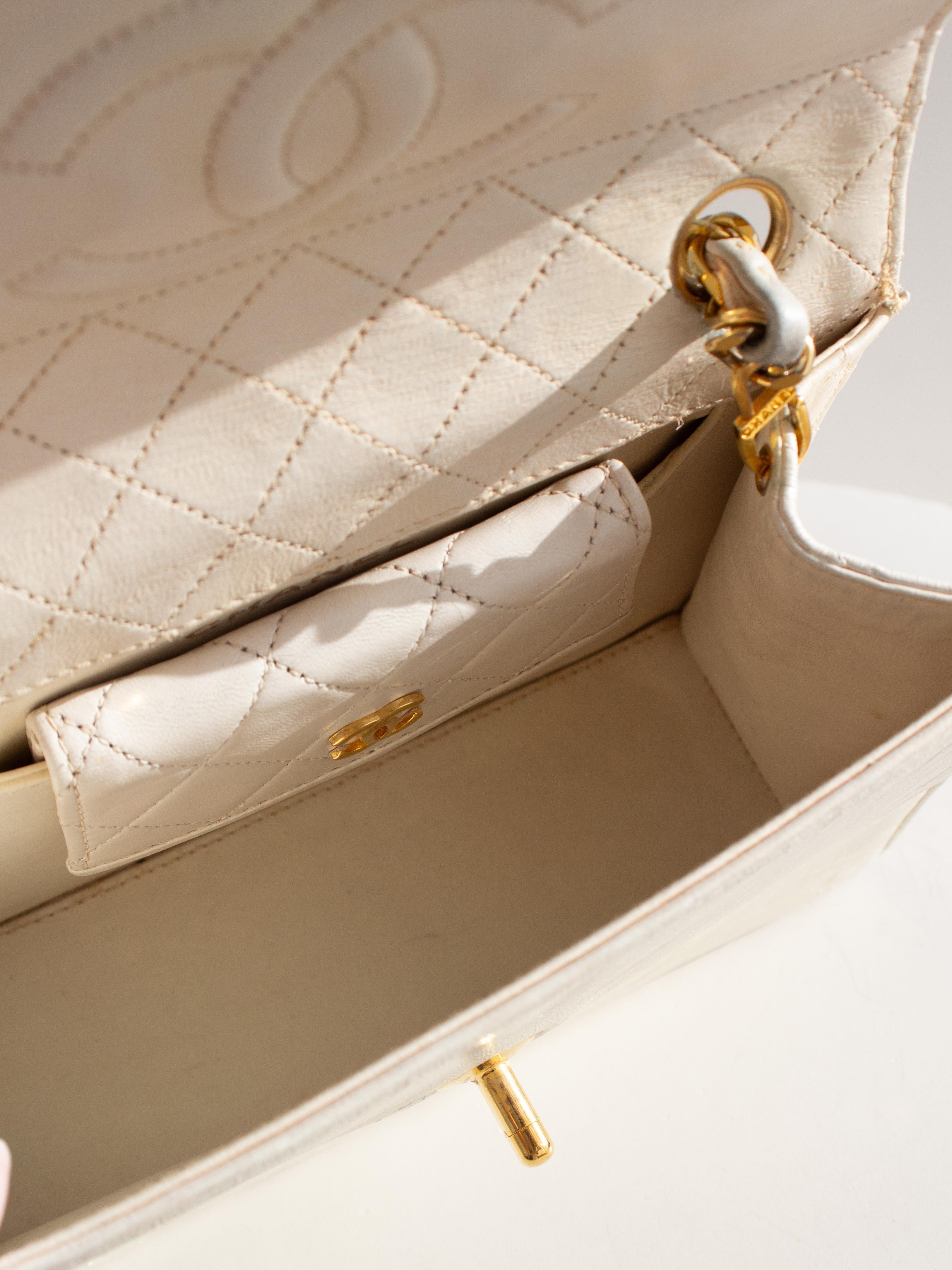 Chanel Vintage 1991 White Quilted Lambskin Trapezoid 24K Gold CC Bag Wallet For Sale 10