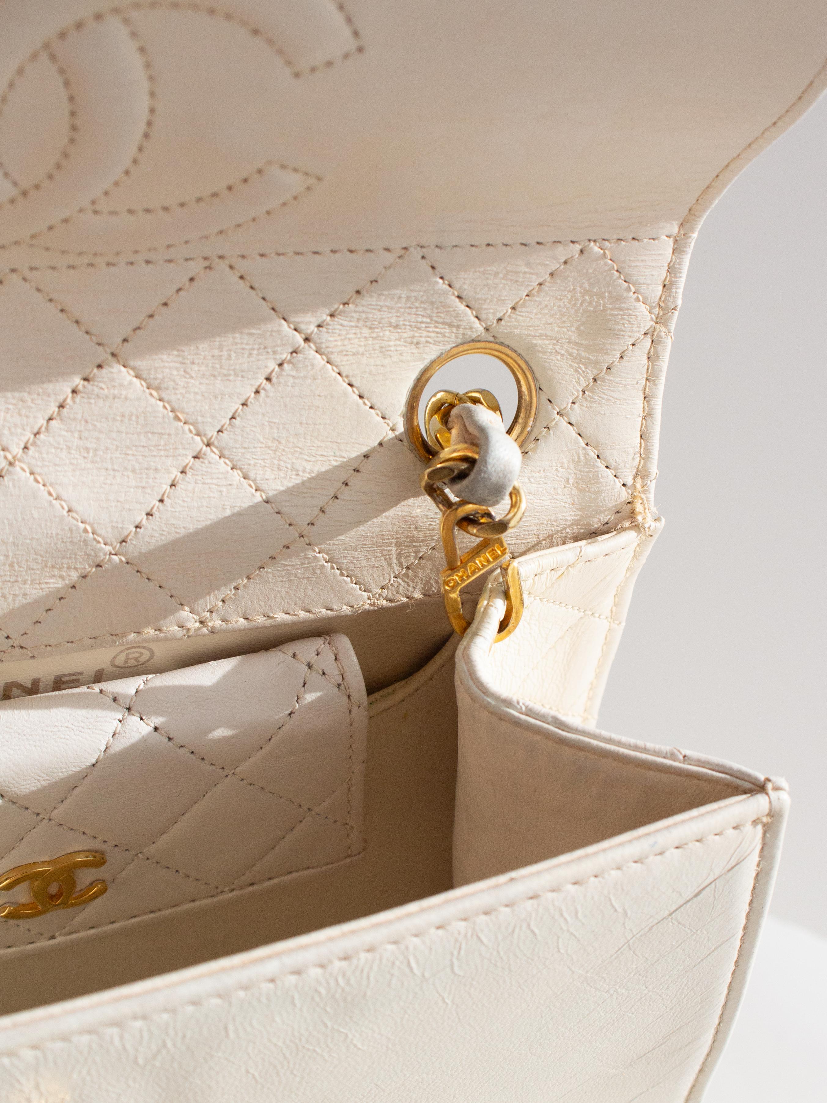 Chanel Vintage 1991 White Quilted Lambskin Trapezoid 24K Gold CC Bag Wallet For Sale 11