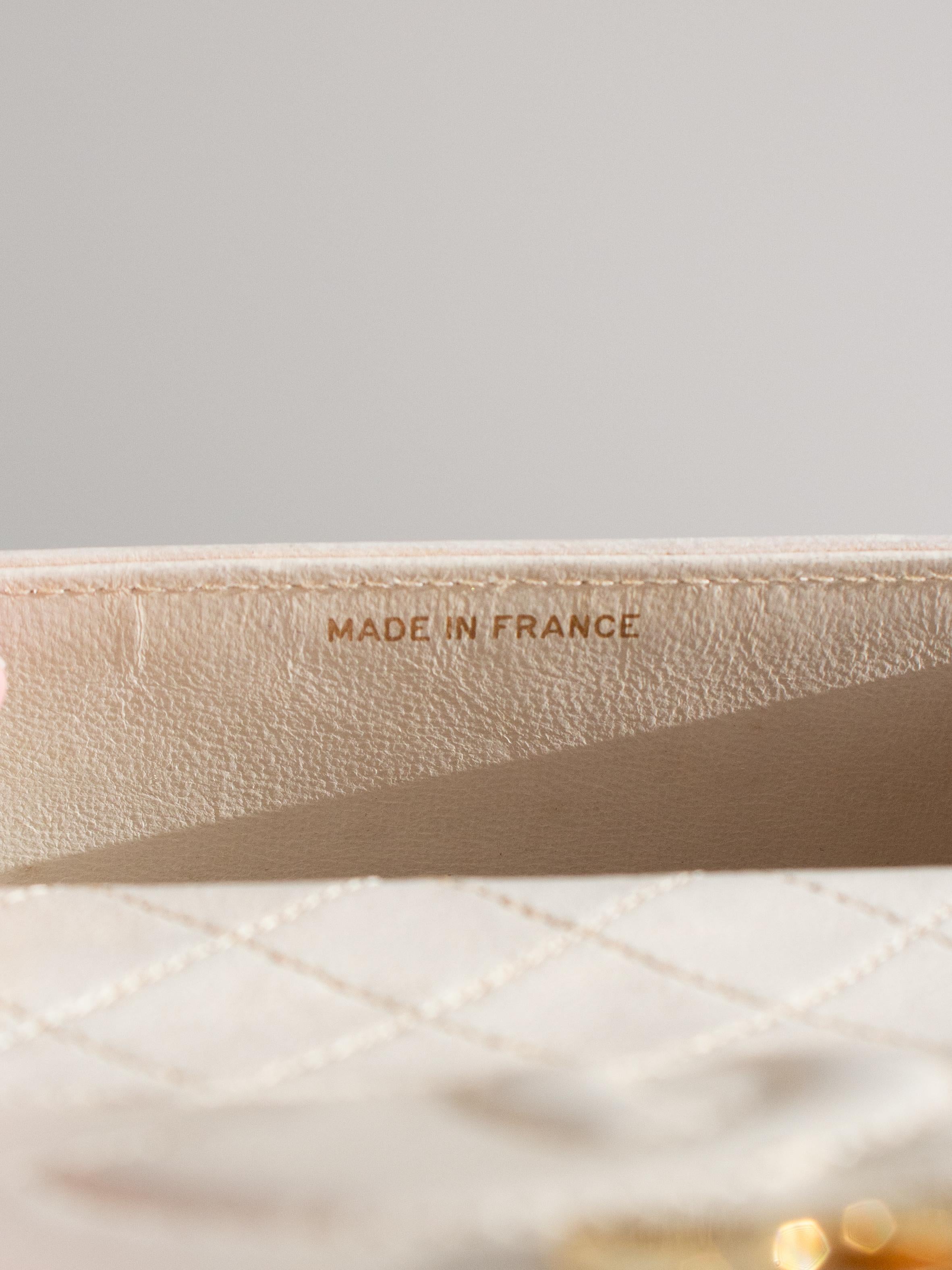 Chanel Vintage 1991 White Quilted Lambskin Trapezoid 24K Gold CC Bag Wallet For Sale 13