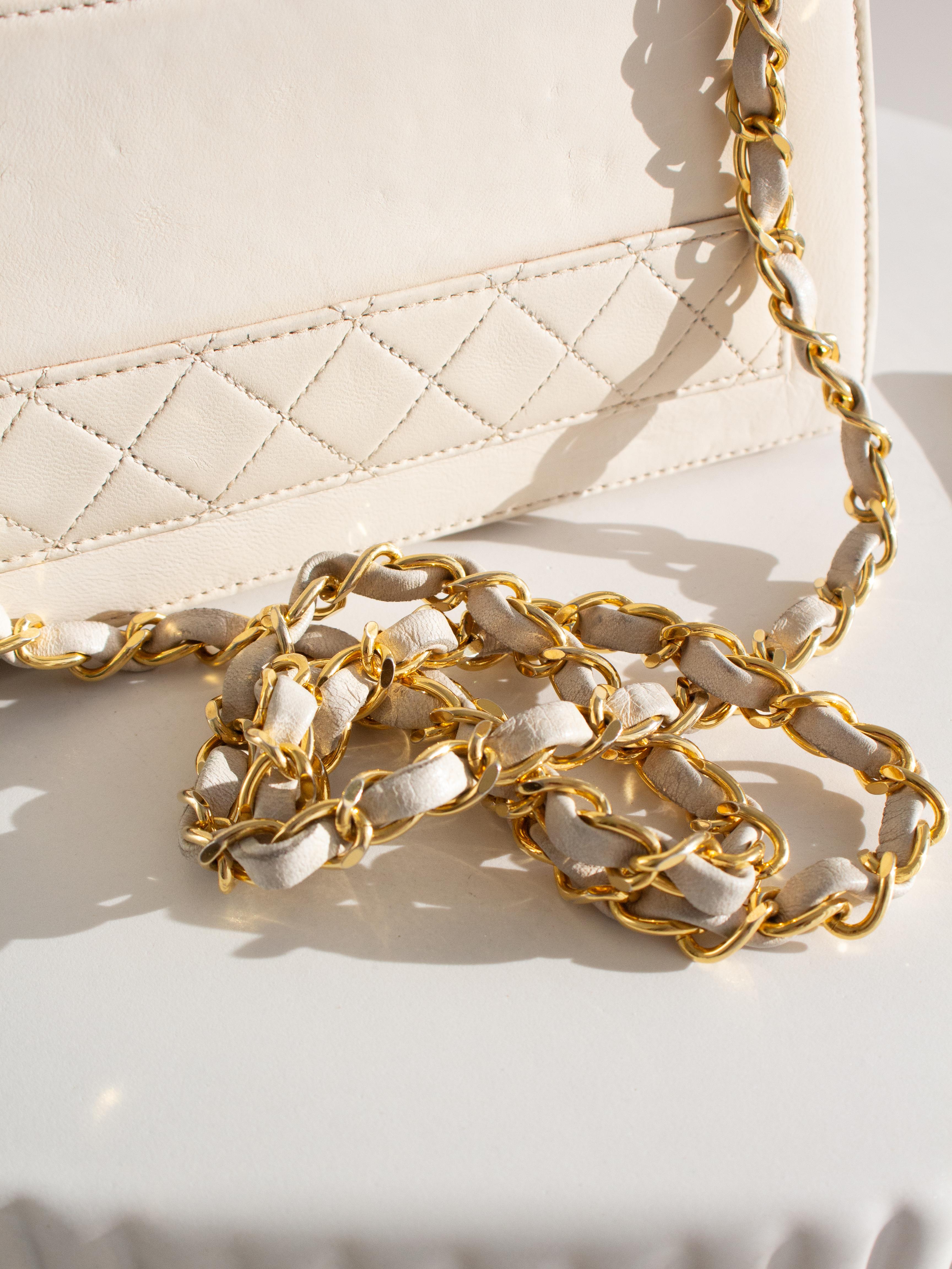 Chanel Vintage 1991 White Quilted Lambskin Trapezoid 24K Gold CC Bag Wallet For Sale 14