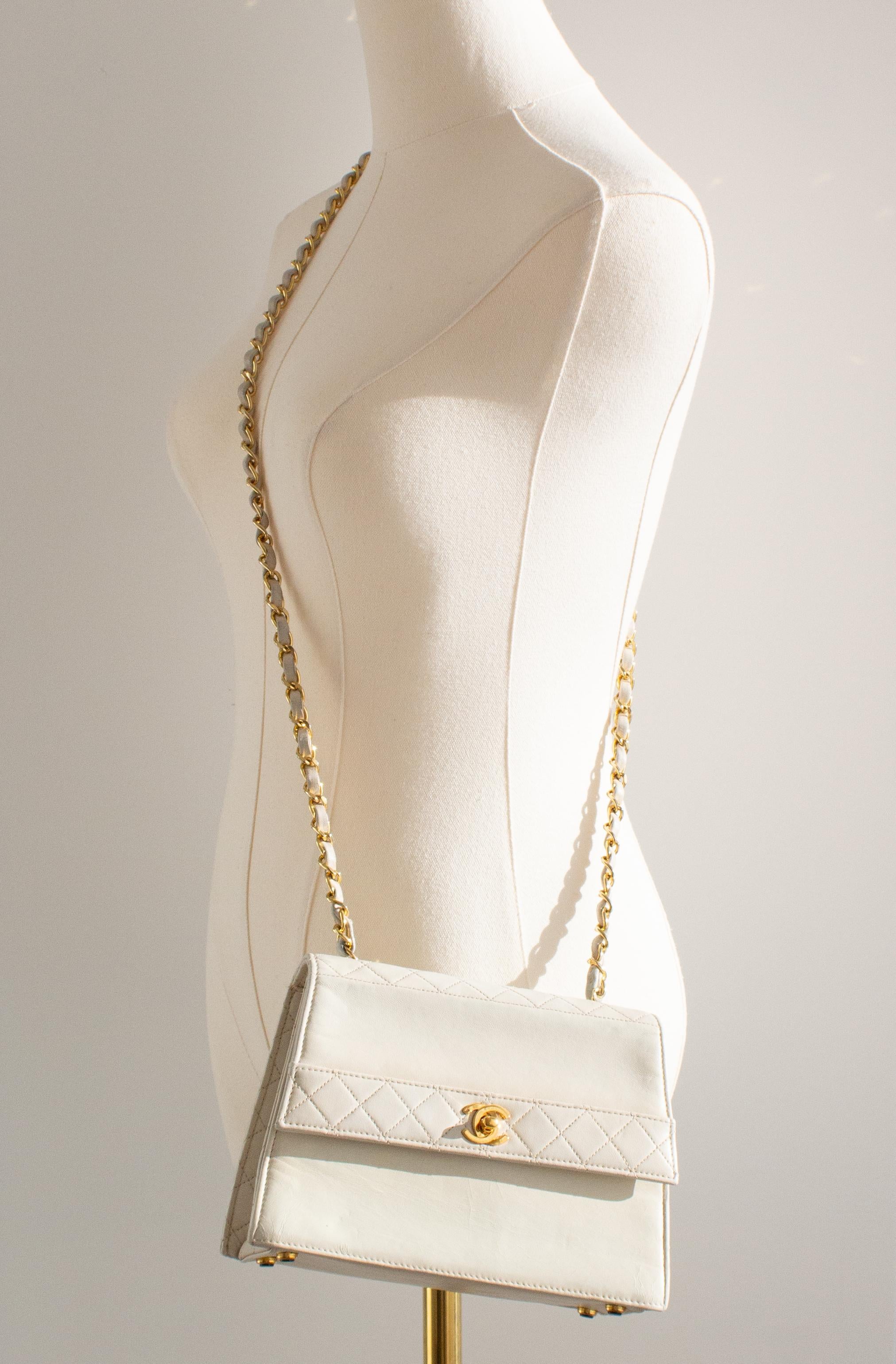Chanel Vintage 1991 White Quilted Lambskin Trapezoid 24K Gold CC Bag Wallet For Sale 15