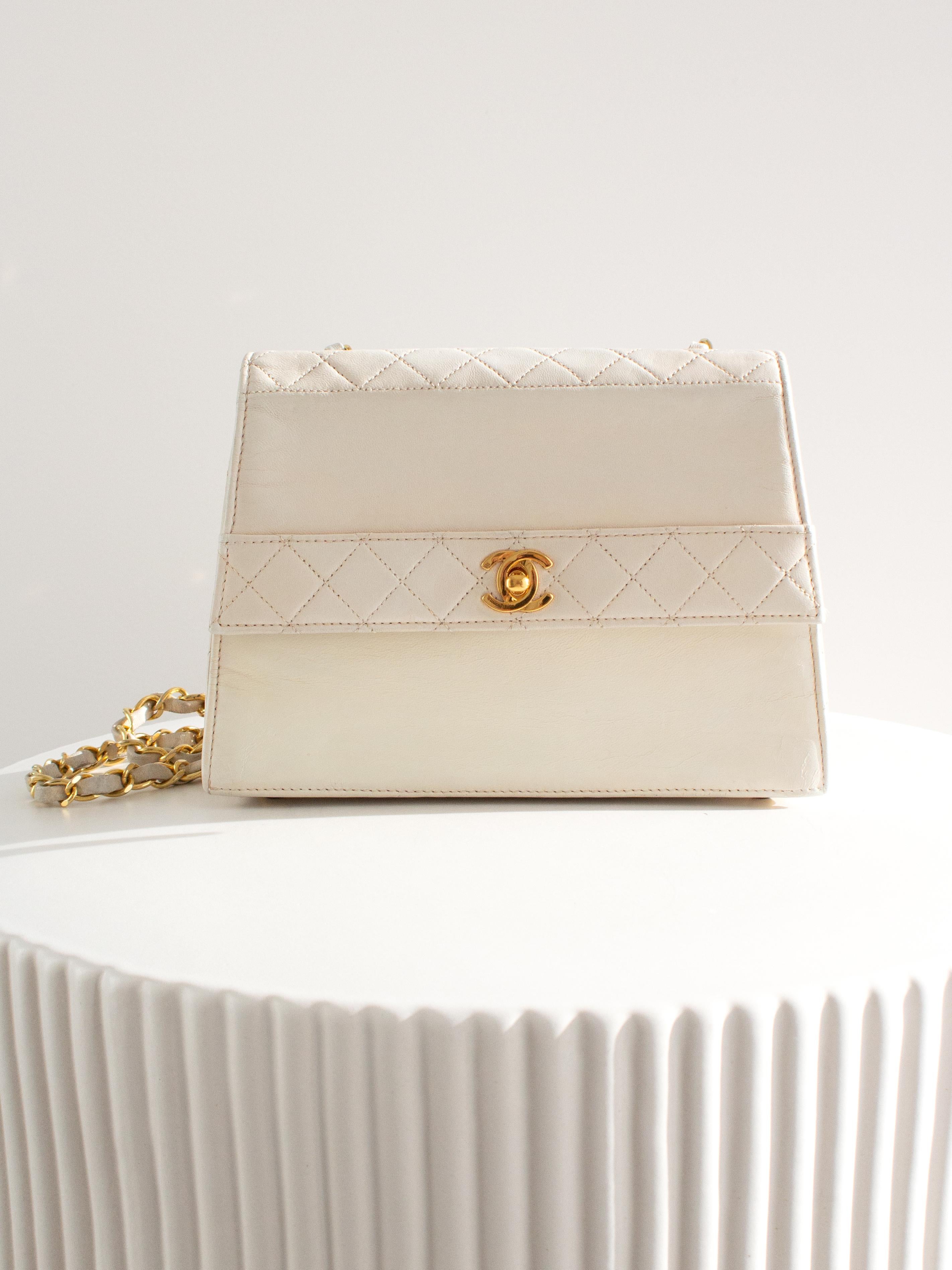 Beige Chanel Vintage 1991 White Quilted Lambskin Trapezoid 24K Gold CC Bag Wallet For Sale
