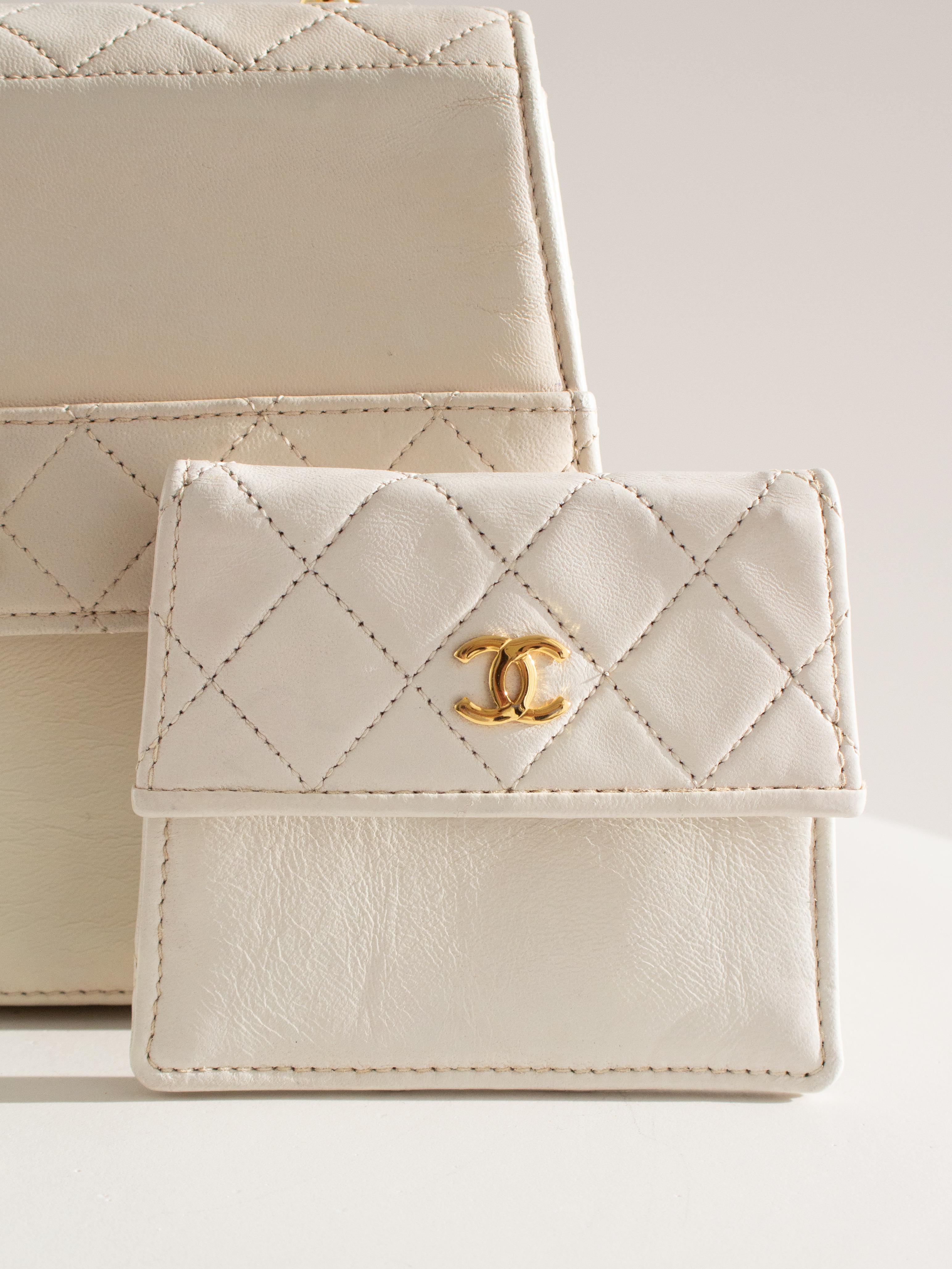 Chanel Vintage 1991 White Quilted Lambskin Trapezoid 24K Gold CC Bag Wallet In Good Condition For Sale In Jersey City, NJ