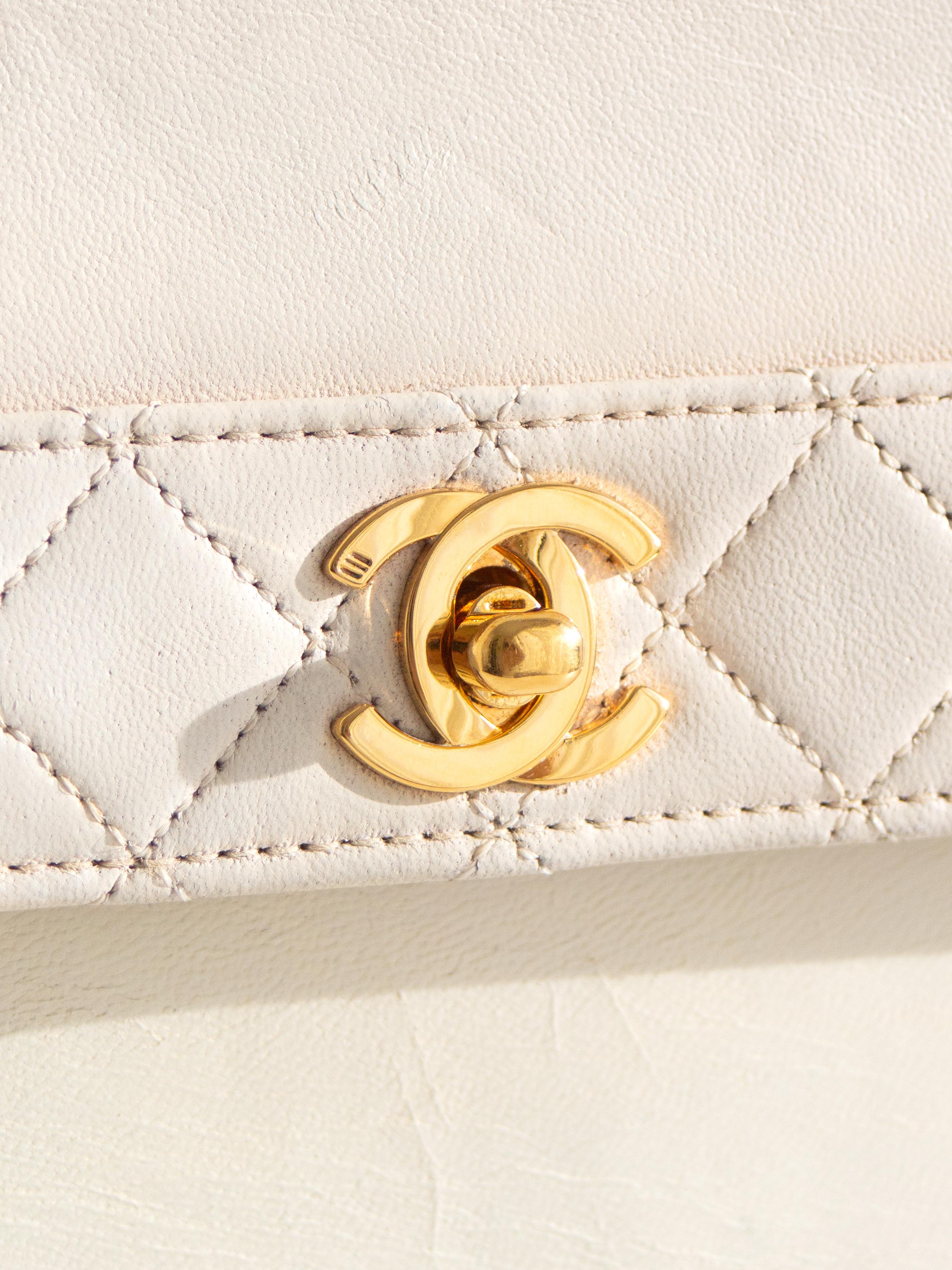 Women's Chanel Vintage 1991 White Quilted Lambskin Trapezoid 24K Gold CC Bag Wallet For Sale