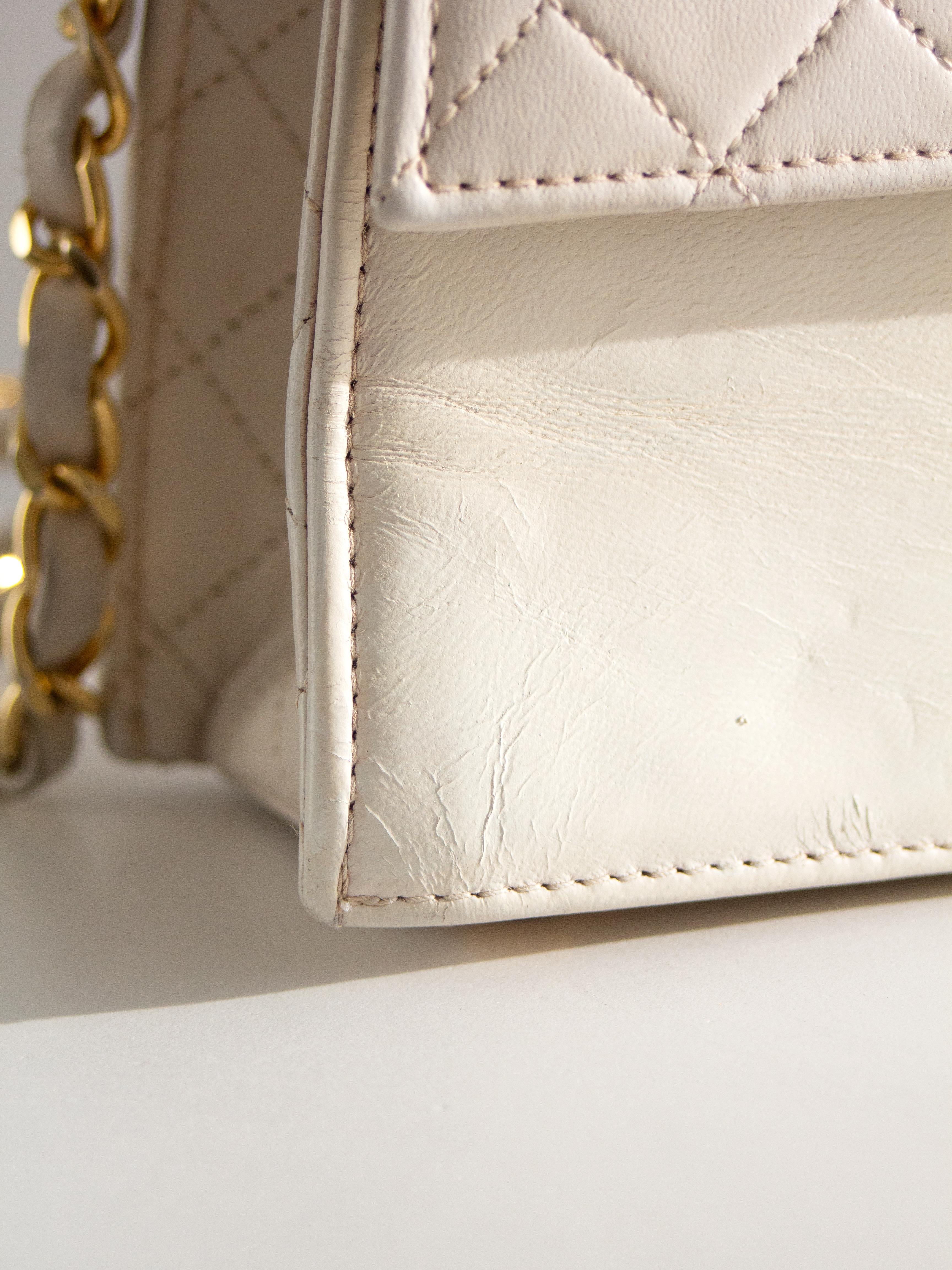 Chanel Vintage 1991 White Quilted Lambskin Trapezoid 24K Gold CC Bag Wallet For Sale 1