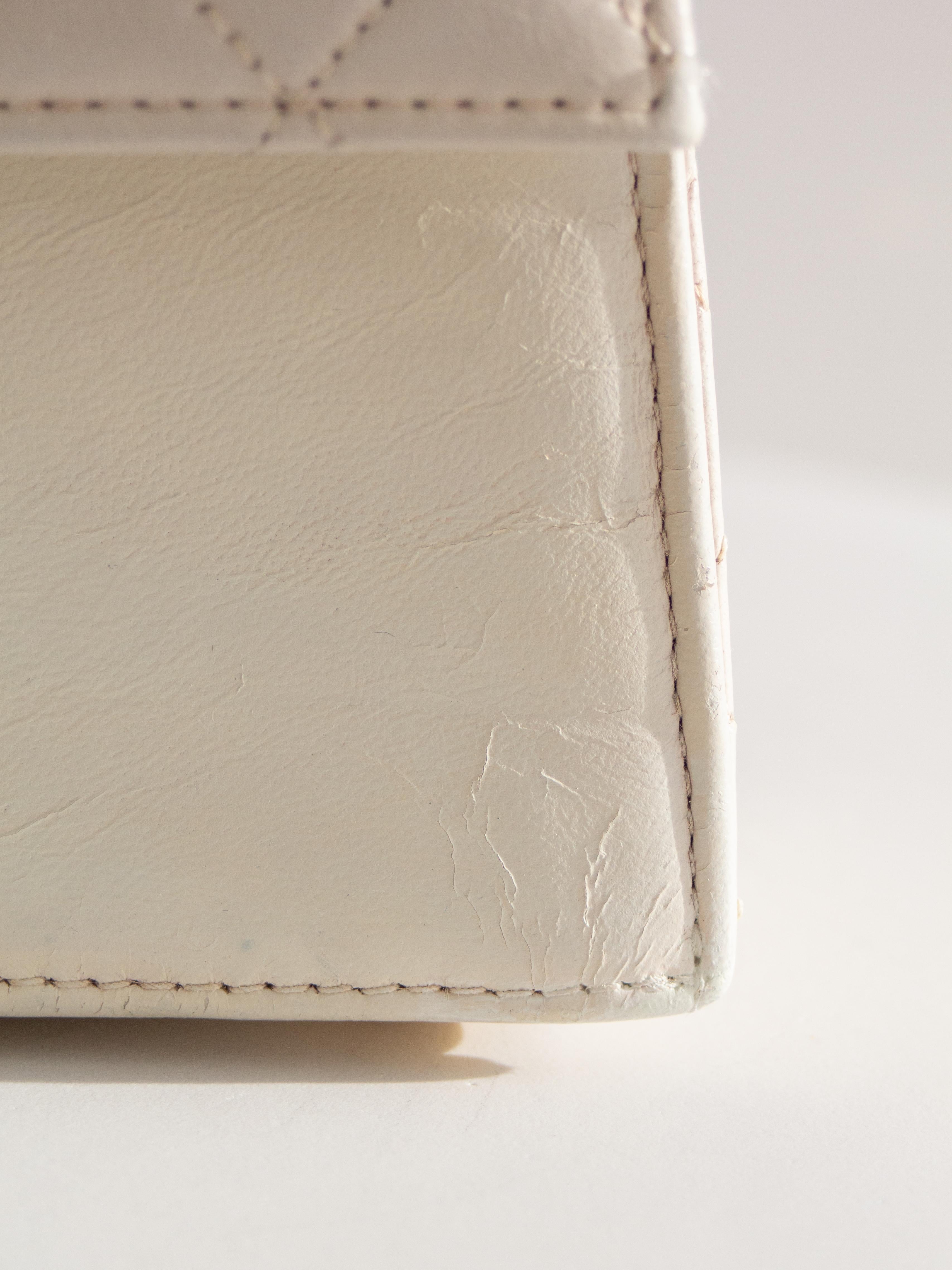 Chanel Vintage 1991 White Quilted Lambskin Trapezoid 24K Gold CC Bag Wallet For Sale 2