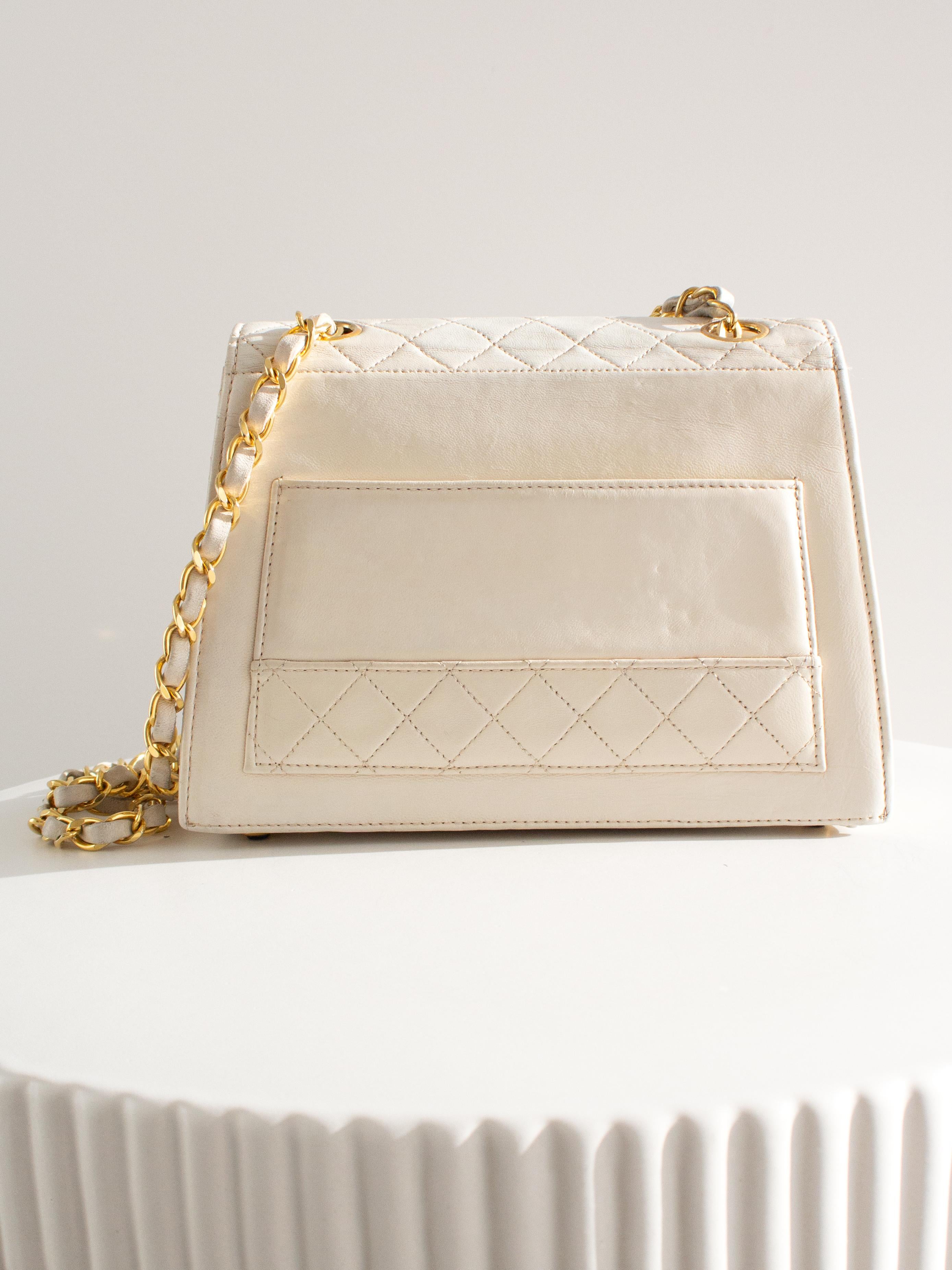 Chanel Vintage 1991 White Quilted Lambskin Trapezoid 24K Gold CC Bag Wallet For Sale 4
