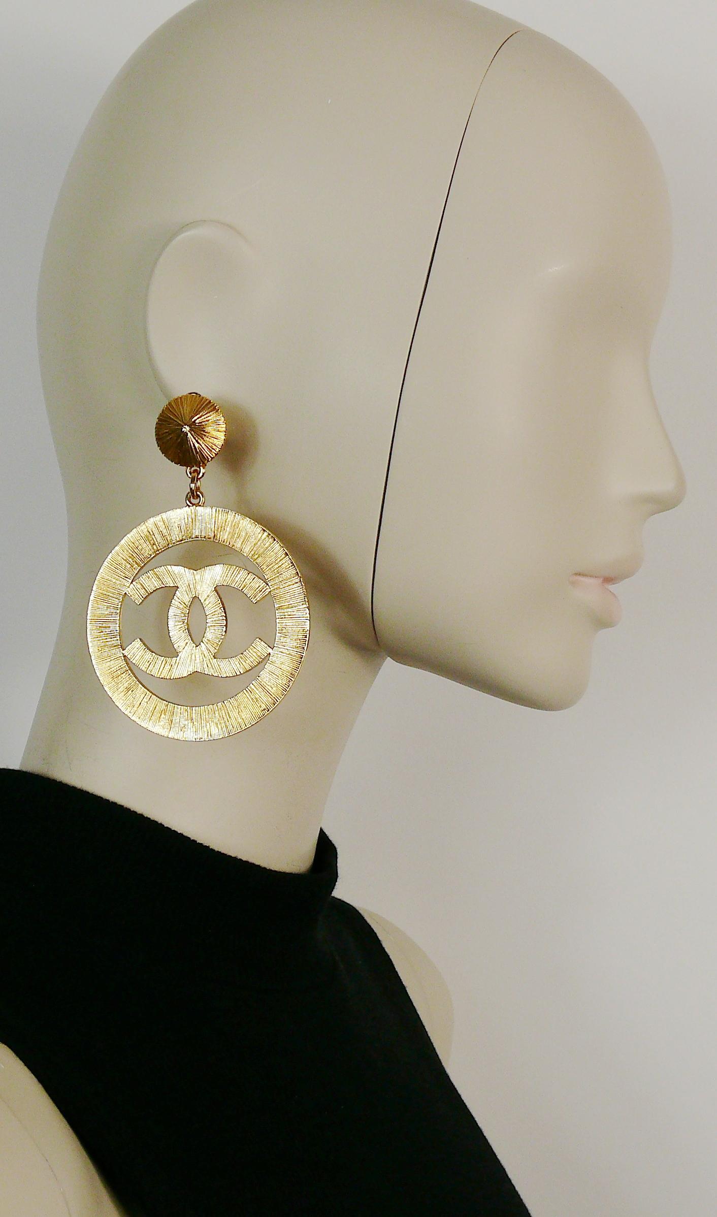 CHANEL vintage iconic and rare gold toned jumbo sunburst textured CC logo hoop dangling earrings (clip-on).

Collection n°27 (year : 1992).

Embossed CHANEL 2 7 Made in France.

Indicative measurements : height approx. 9 cm (3.54 inches) / max.