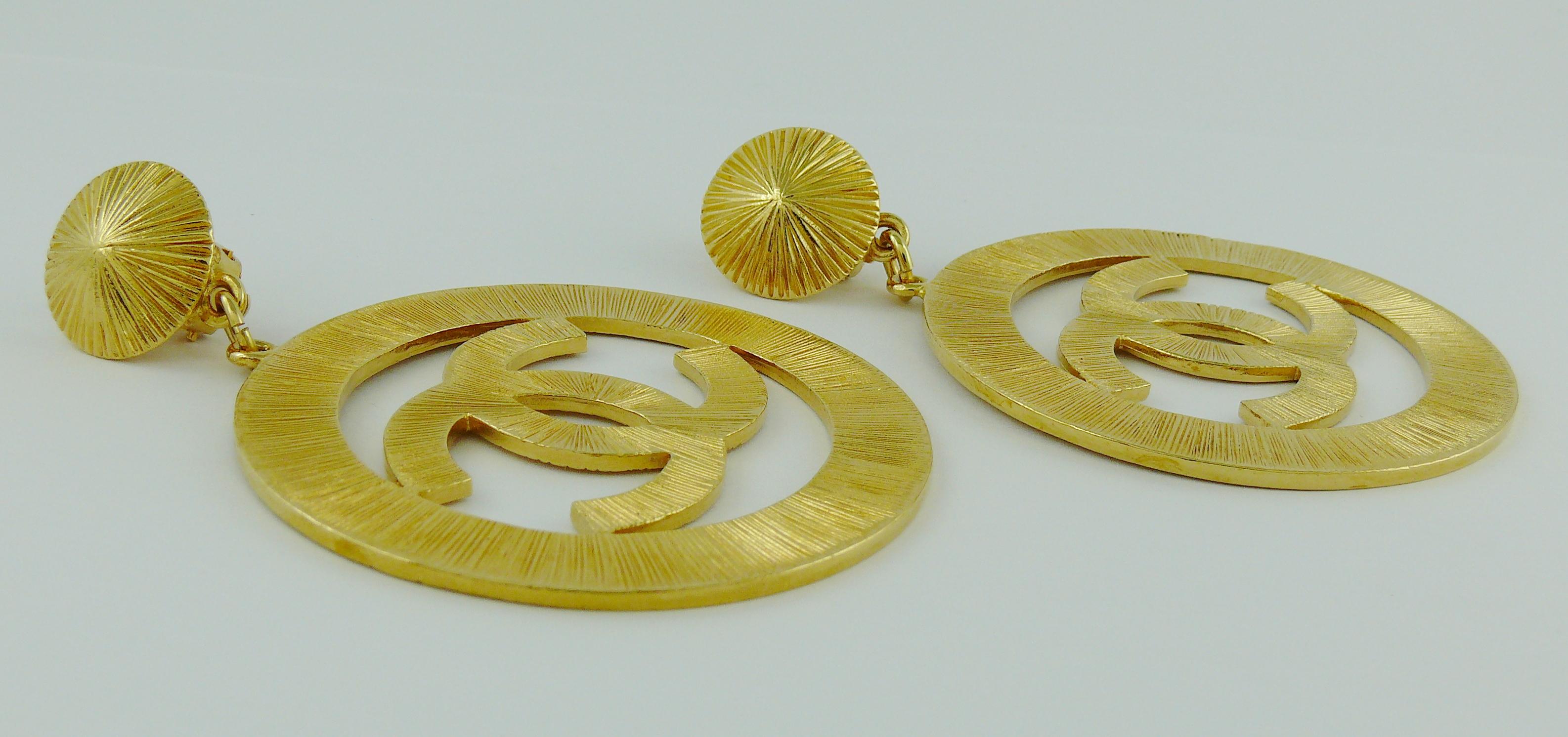 Chanel Vintage 1992 Gold Toned Jumbo Sunburst Textured CC Logo Dangling Earrings In Good Condition In Nice, FR