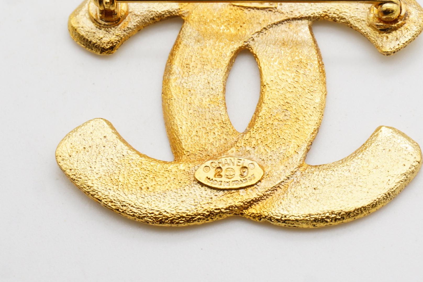 Chanel Vintage 1992 Iconic Coco Logo CC Interlocked Micro Hammered Gold Brooch For Sale 7