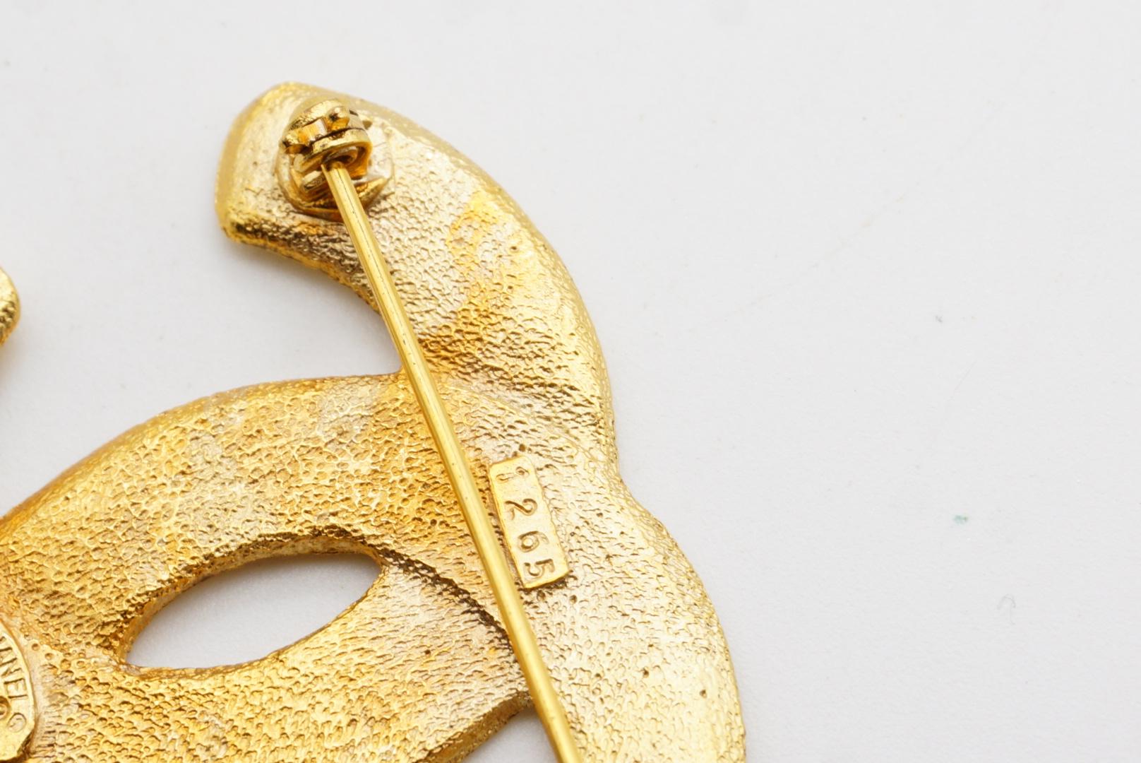 Chanel Vintage 1992 Iconic Coco Logo CC Interlocked Micro Hammered Gold Brooch For Sale 8