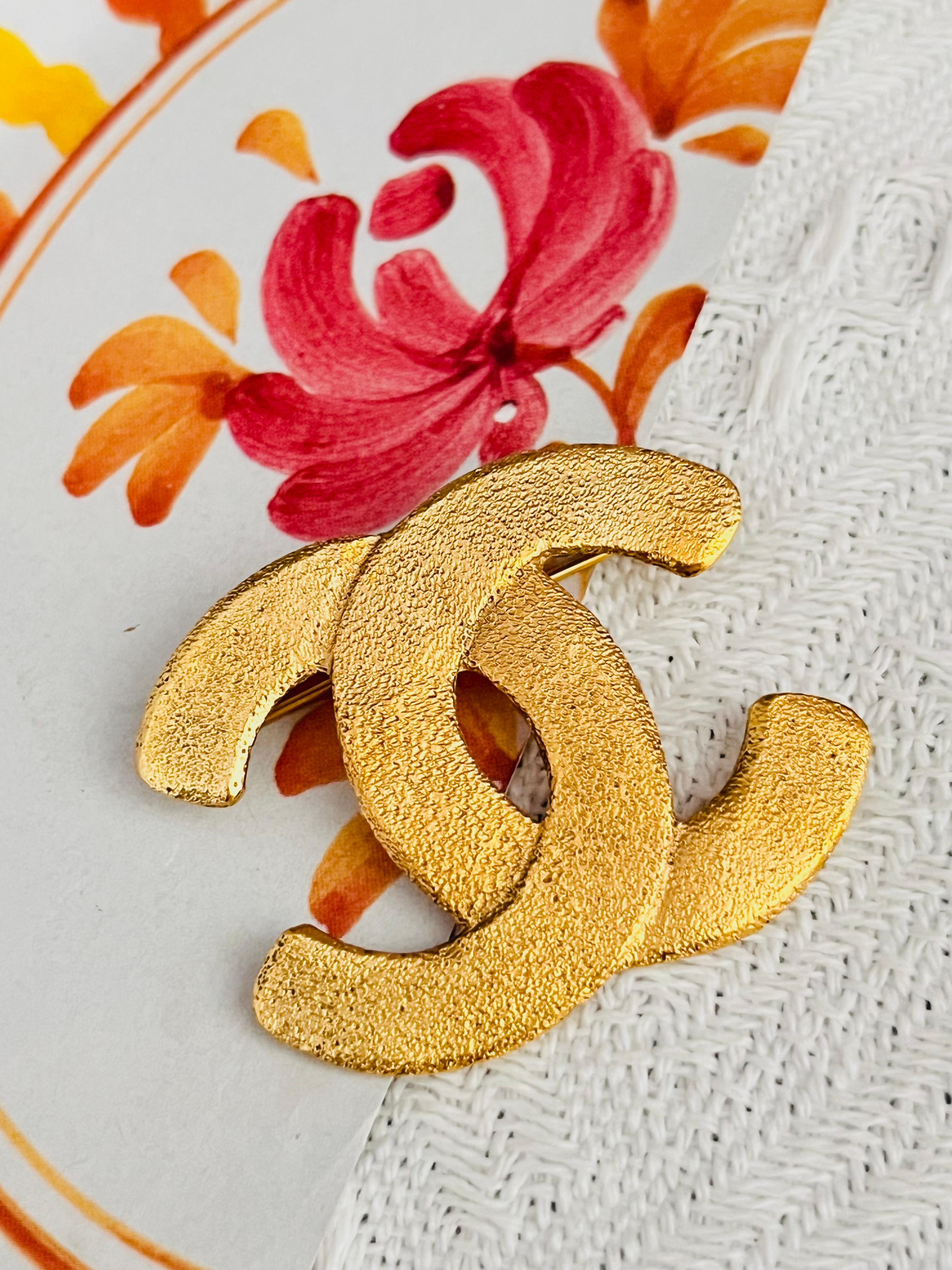 Chanel Vintage 1992 Iconic Classic Textured Coco Logo CC Interlocked Micro Hammered 29 Chunky Statement Modernist Brooch, Gold Tone

Very good condition. Maybe light scratches or colour loss, barely noticeable.

A very beautiful brooch, signed at