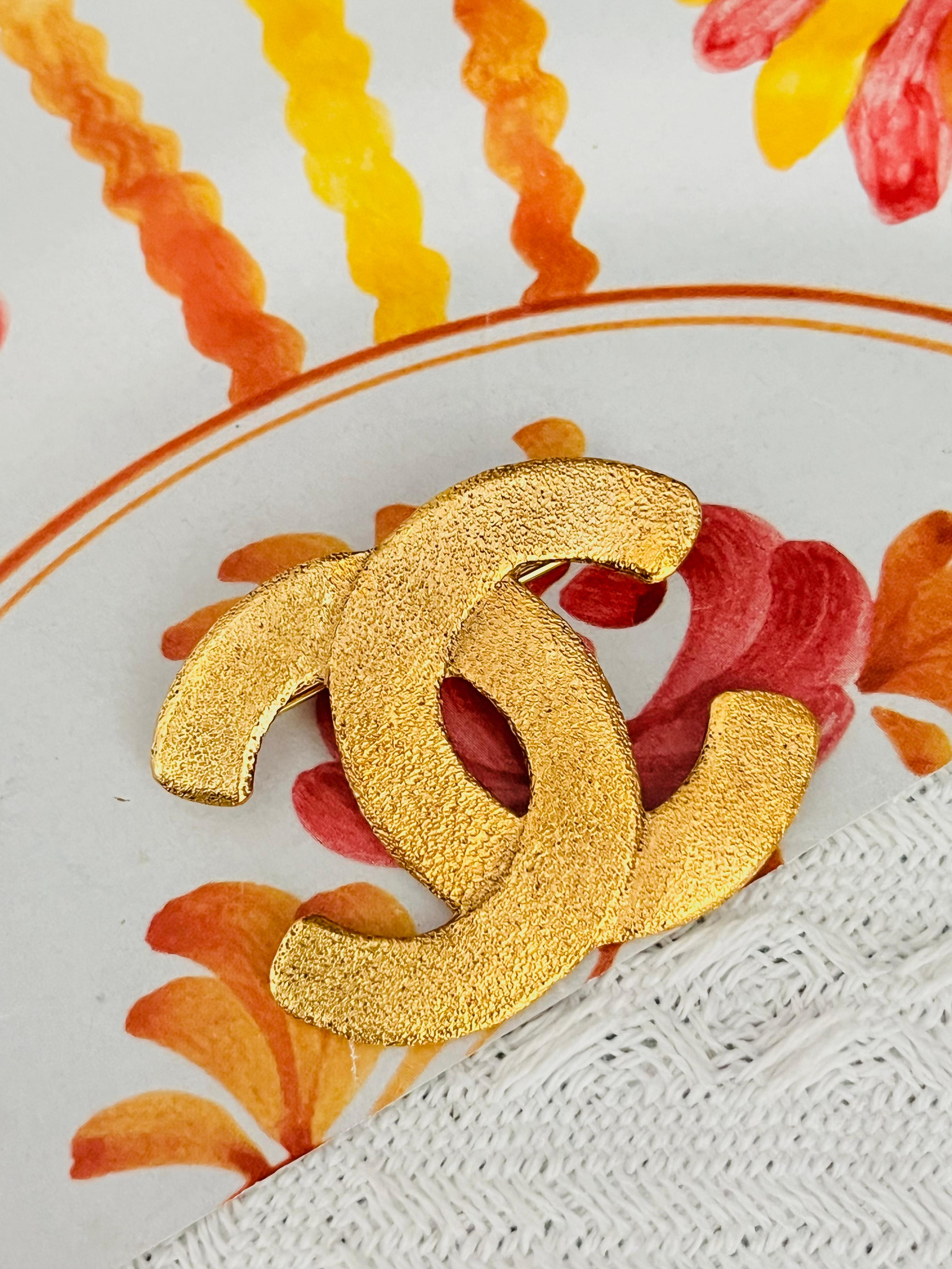 Art Deco Chanel Vintage 1992 Iconic Coco Logo CC Interlocked Micro Hammered Gold Brooch For Sale