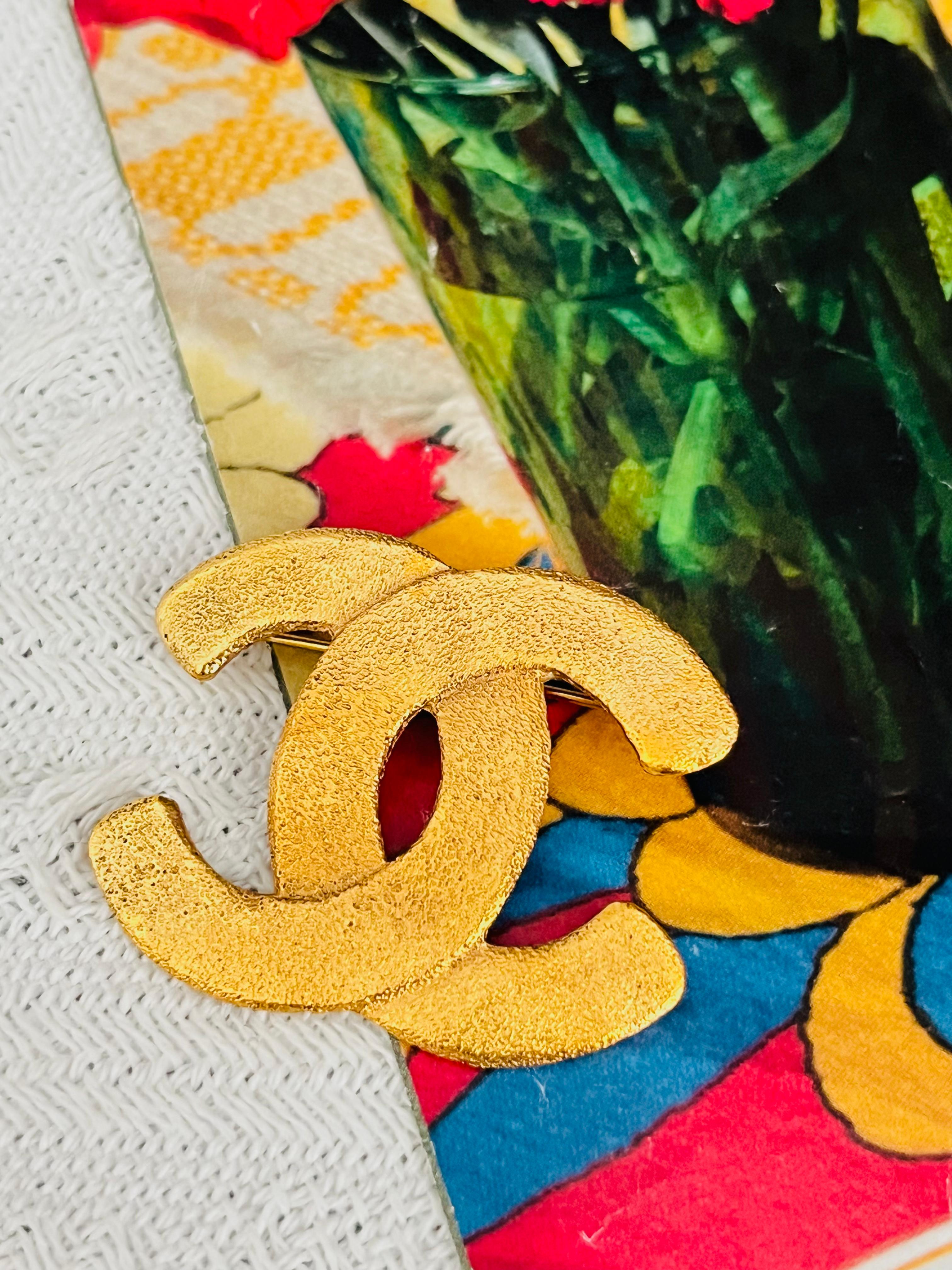 Chanel Vintage 1992 Iconic Coco Logo CC Interlocked Micro Hammered Gold Brooch In Good Condition For Sale In Wokingham, England