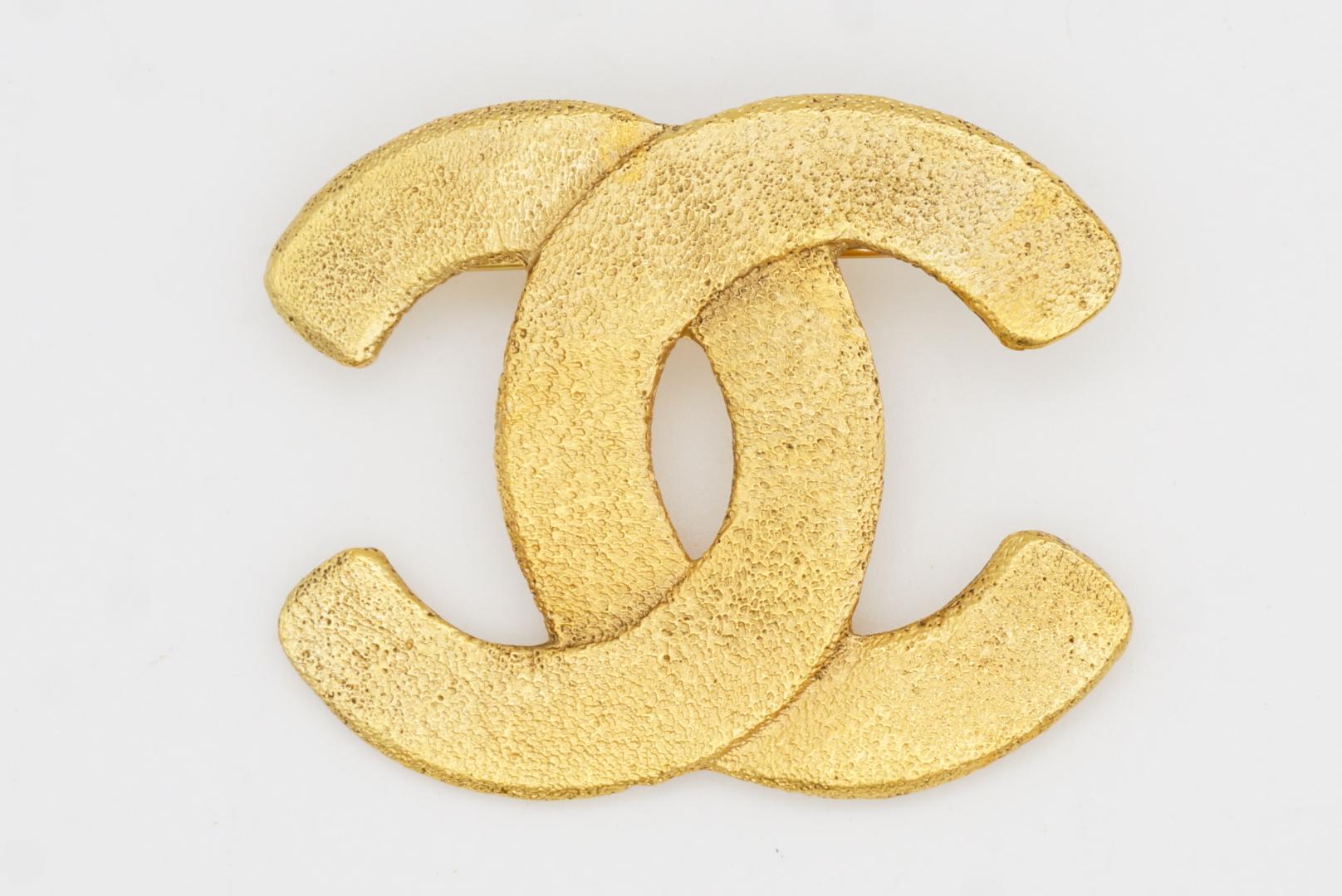 Chanel Vintage 1992 Iconic Coco Logo CC Interlocked Micro Hammered Gold Brooch For Sale 2