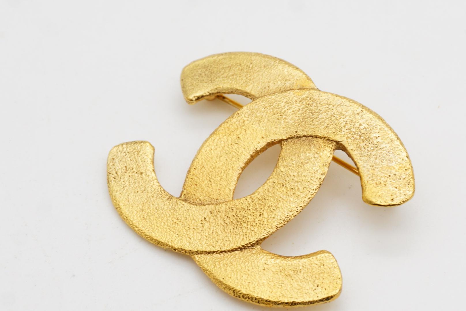 Chanel Vintage 1992 Iconic Coco Logo CC Interlocked Micro Hammered Gold Brooch For Sale 3
