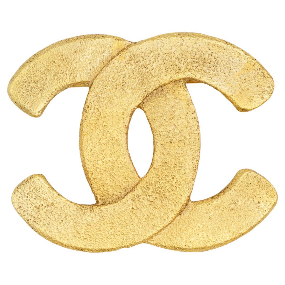 Chanel Vintage 1992 Iconic Coco Logo CC Interlocked Micro Hammered Gold Brooch