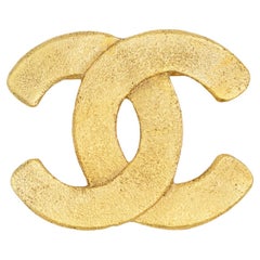 Chanel Vintage 1992 Iconic Coco Logo CC Interlocked Micro Spilla in oro martellato