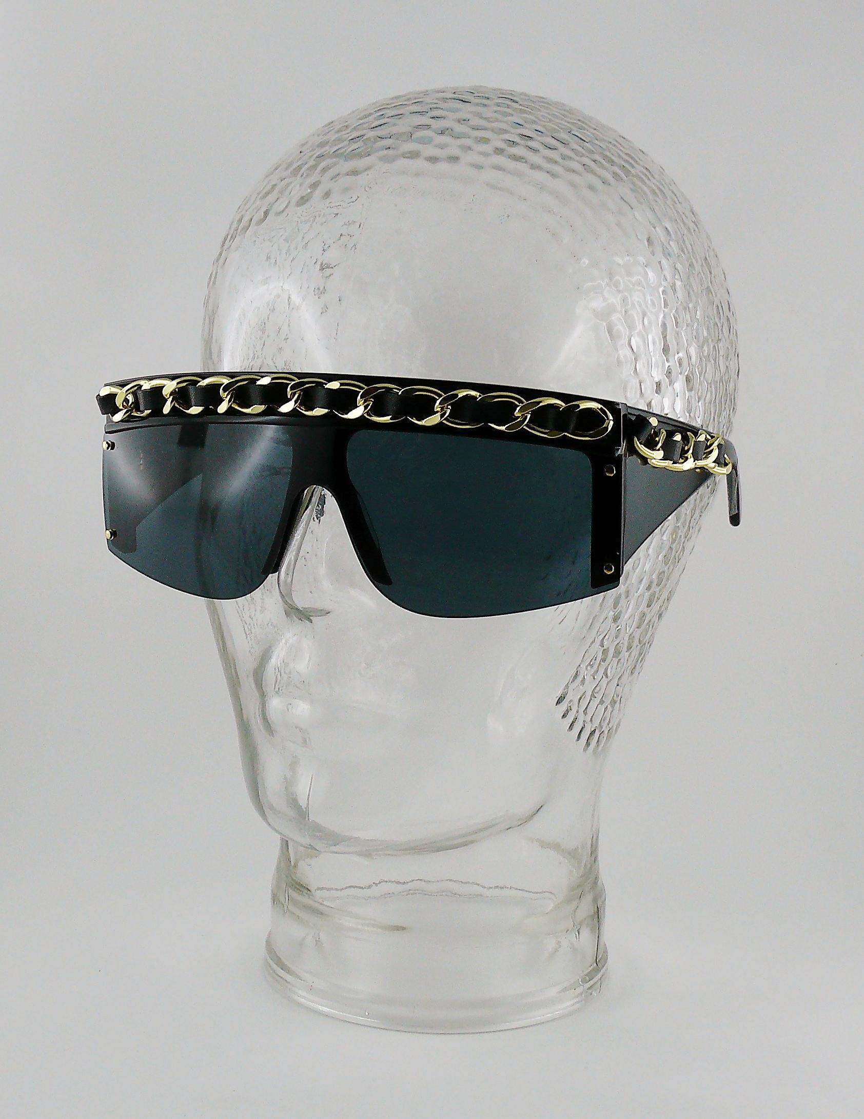 Chanel Vintage 1992 Iconic Leather Chain Sunglasses In Excellent Condition In Nice, FR