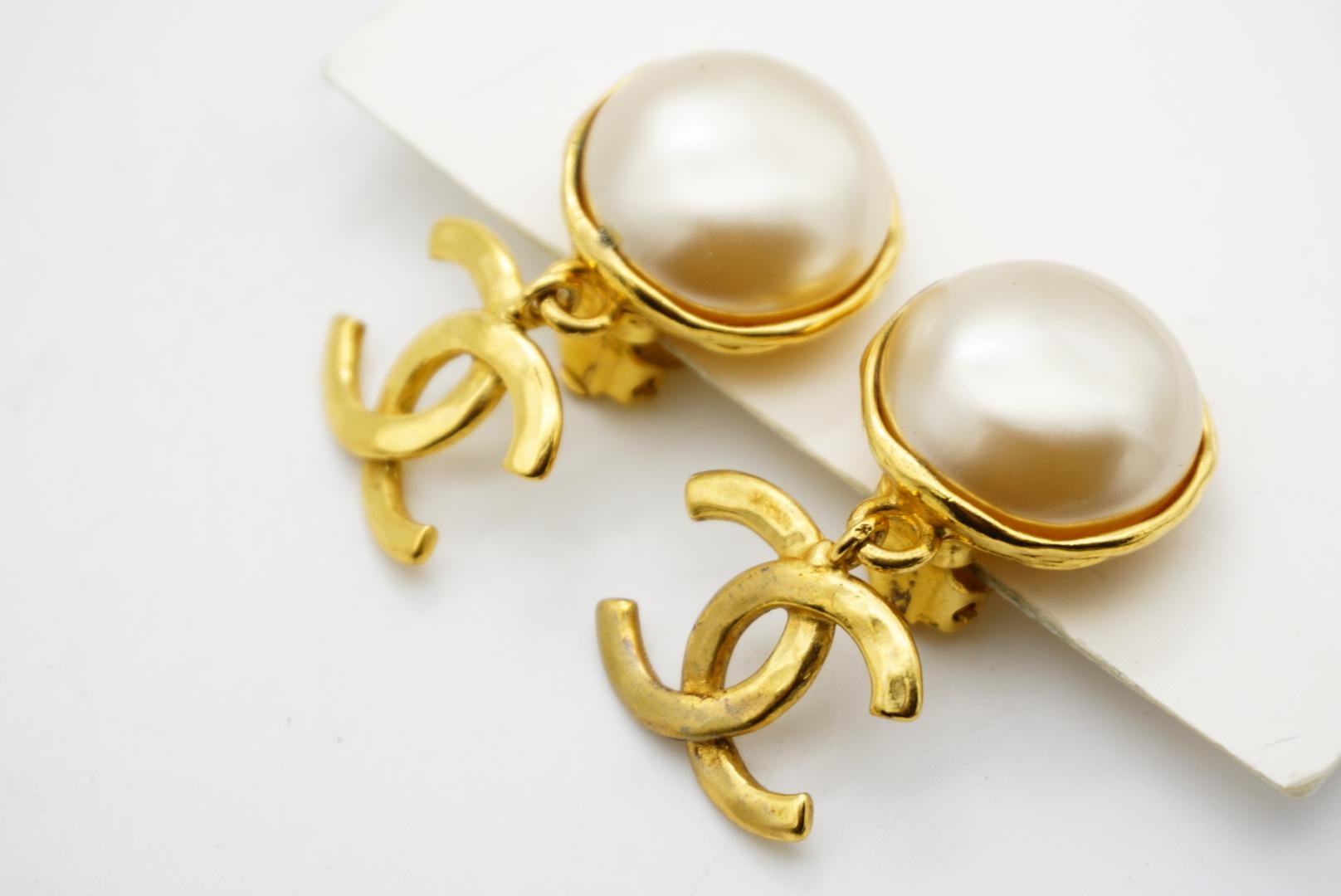 Chanel Vintage 1992 Iconic Logo CC Coco White Pearl Round Drop Clip Ohrringe 6