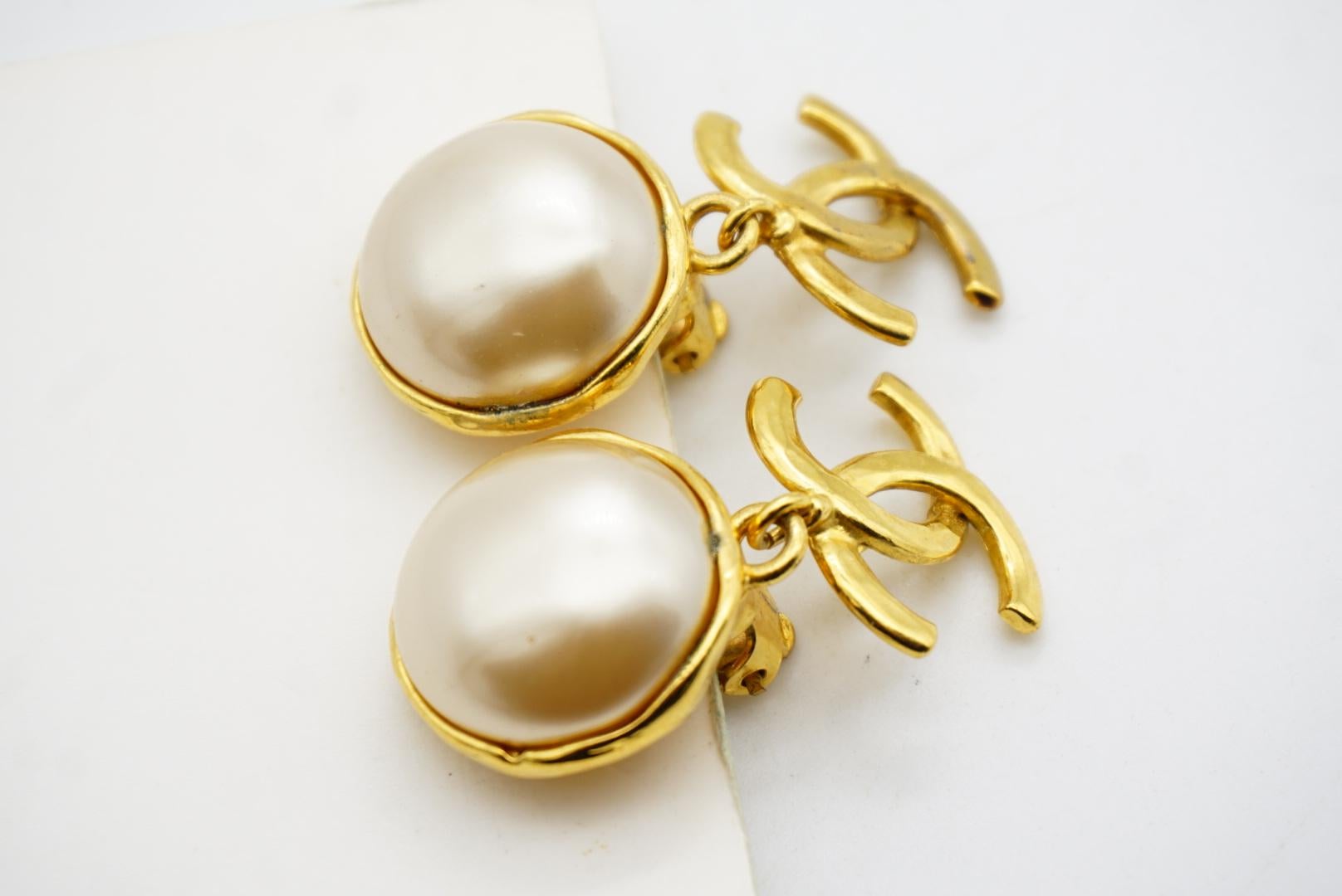 Chanel Vintage 1992 Iconic Logo CC Coco White Pearl Round Drop Clip Ohrringe 7