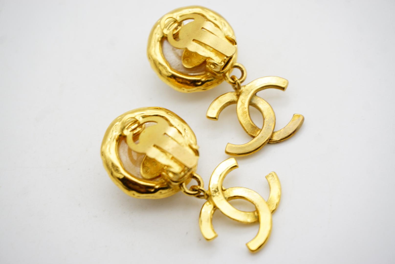 Chanel Vintage 1992 Iconic Logo CC Coco White Pearl Round Drop Clip Ohrringe 8