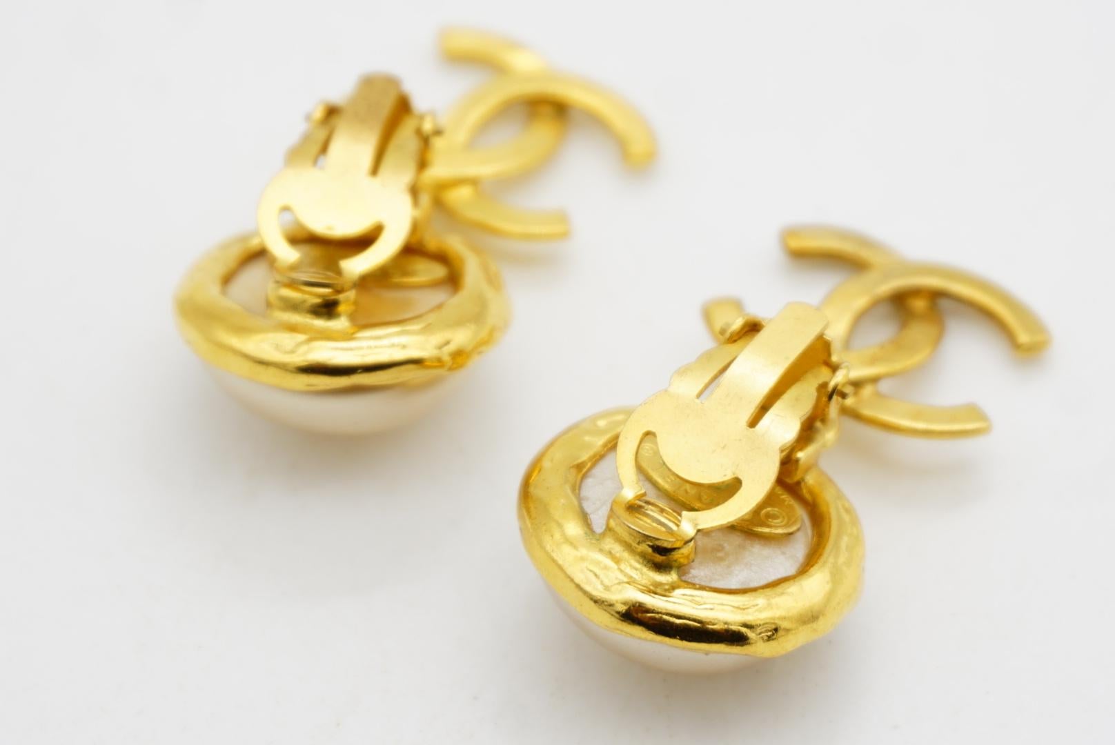 Chanel Vintage 1992 Iconic Logo CC Coco White Pearl Round Drop Clip Ohrringe 10