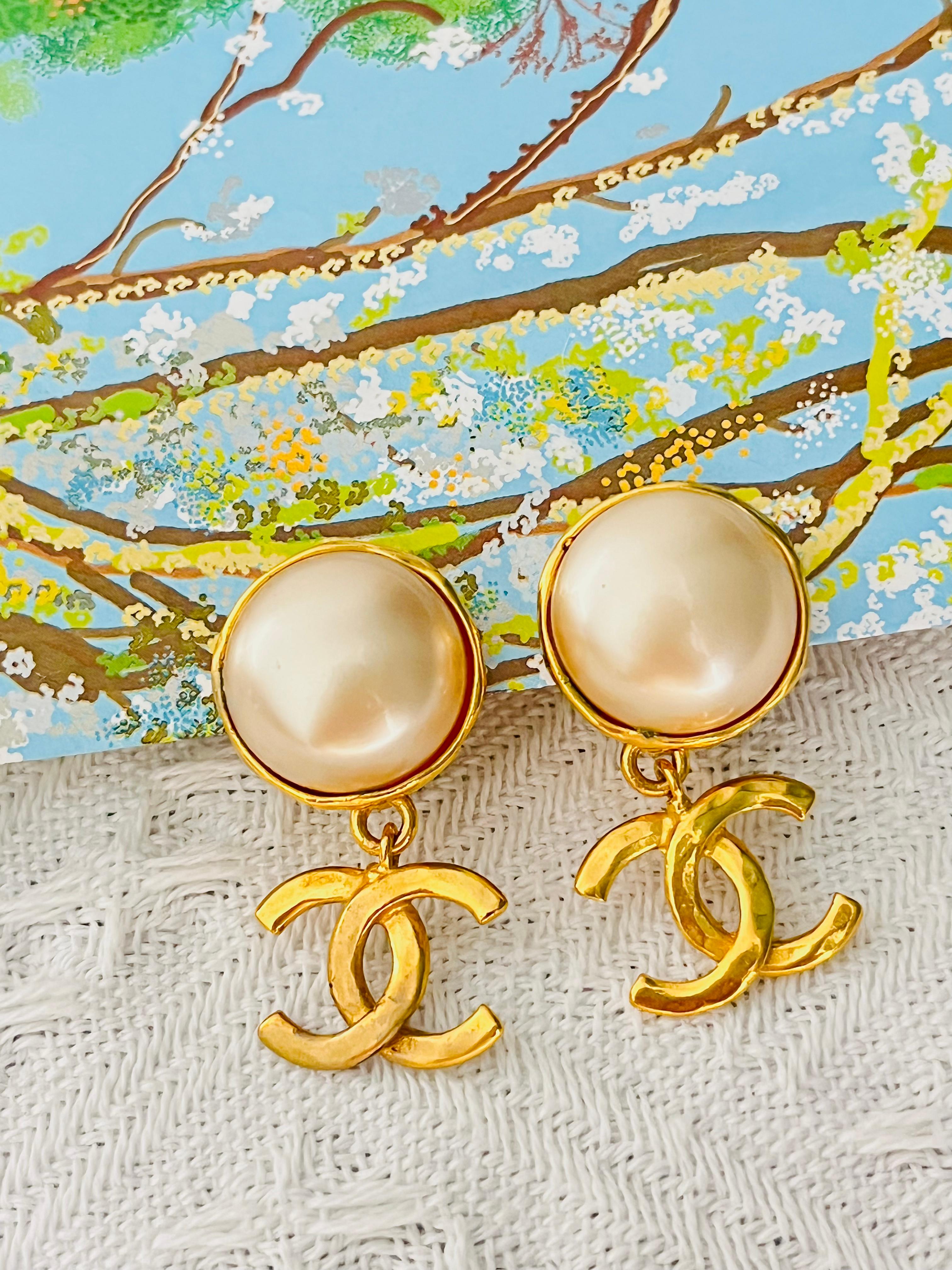 Chanel Vintage 1992 29 Iconic Classic Logo CC Coco White Pearl Circle Round Drop Dangle Modernist Clip Earrings, Gold plated

Sehr guter Zustand. Sehr leichte Kratzer oder Farbverluste, kaum spürbar, 100% Original. 

1992 ist die erste Ausgabe