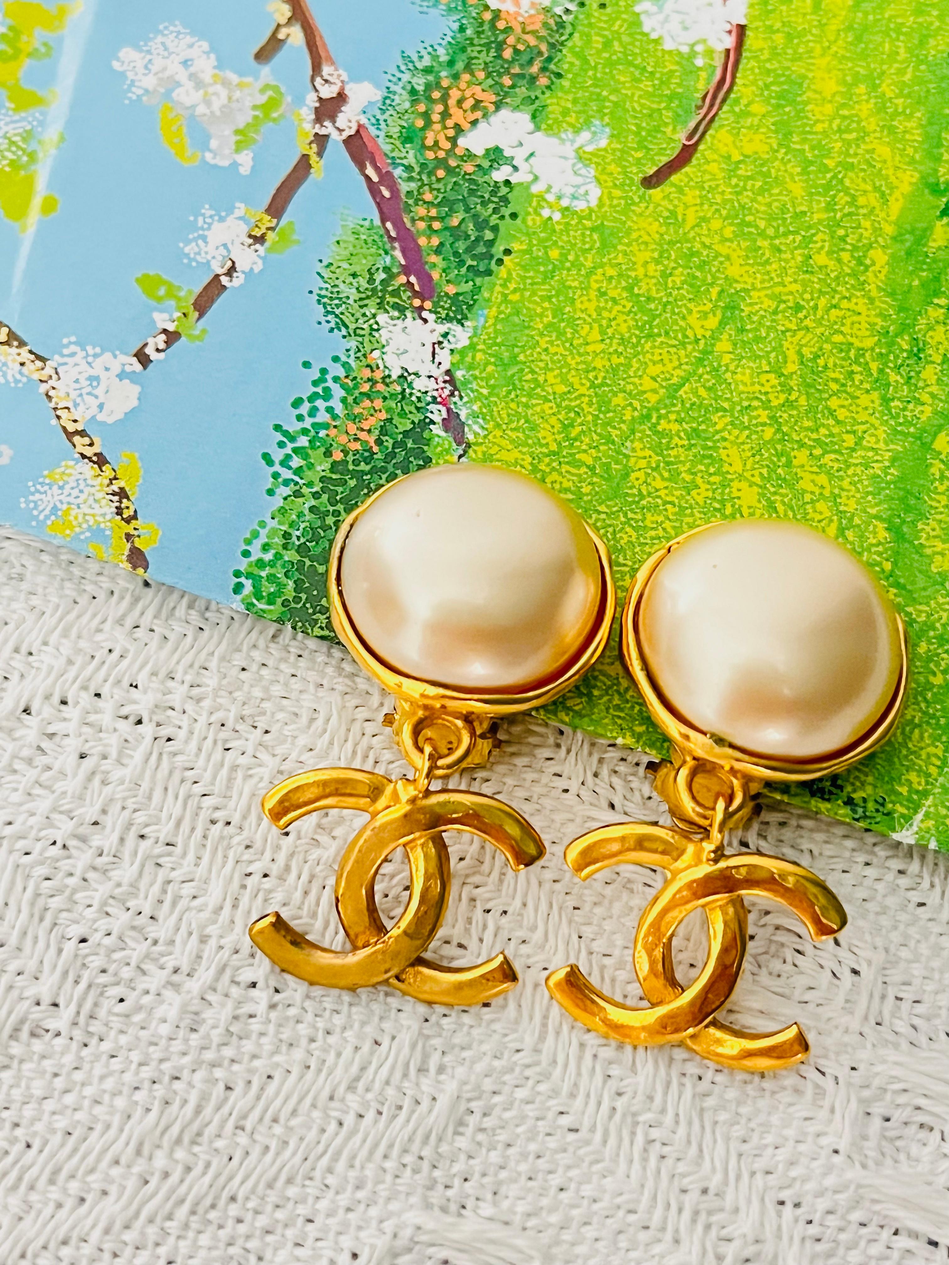 Chanel Vintage 1992 Iconic Logo CC Coco White Pearl Round Drop Clip Ohrringe (Art déco)