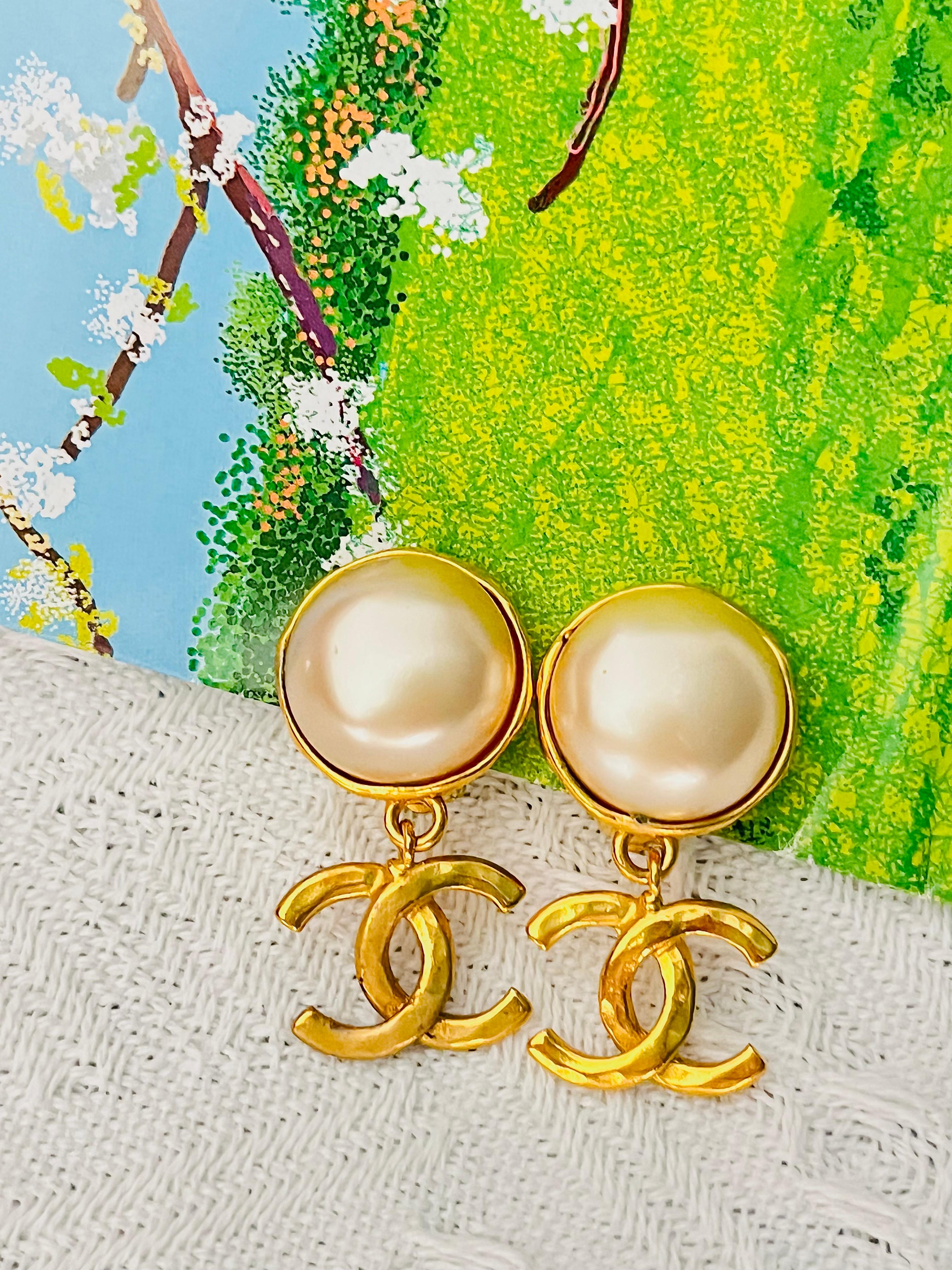 Chanel Vintage 1992 Iconic Logo CC Coco White Pearl Round Drop Clip Ohrringe im Zustand „Gut“ in Wokingham, England